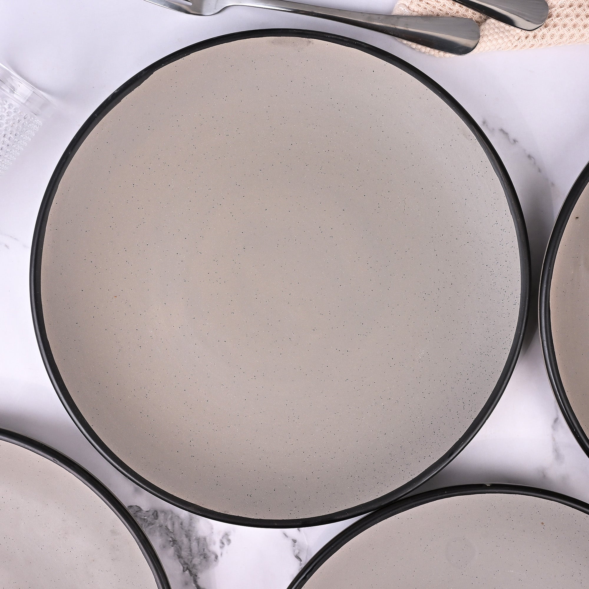 Black-rimmed grey serving plates set of 4

