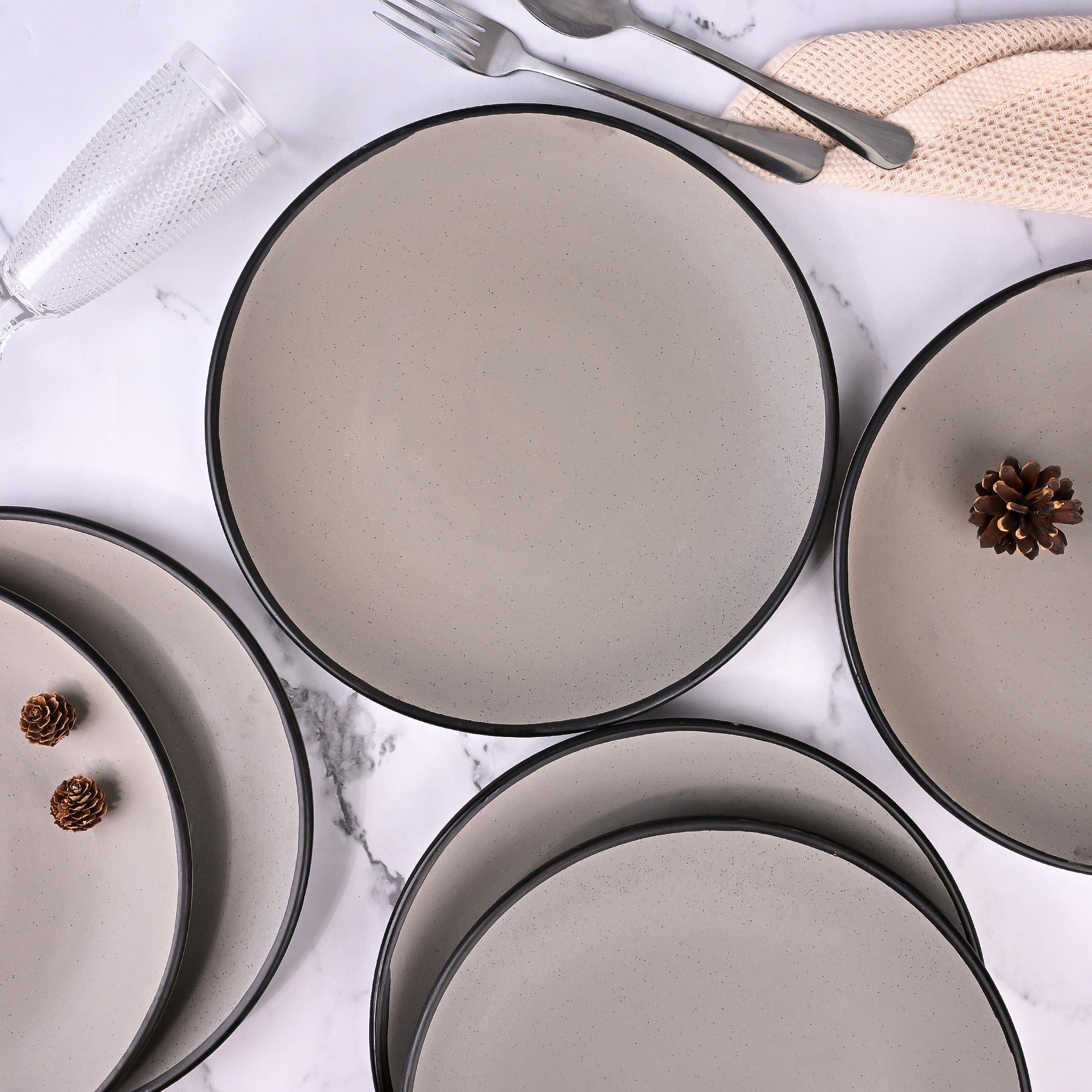 Set of 6 grey dinner plates with black rim

