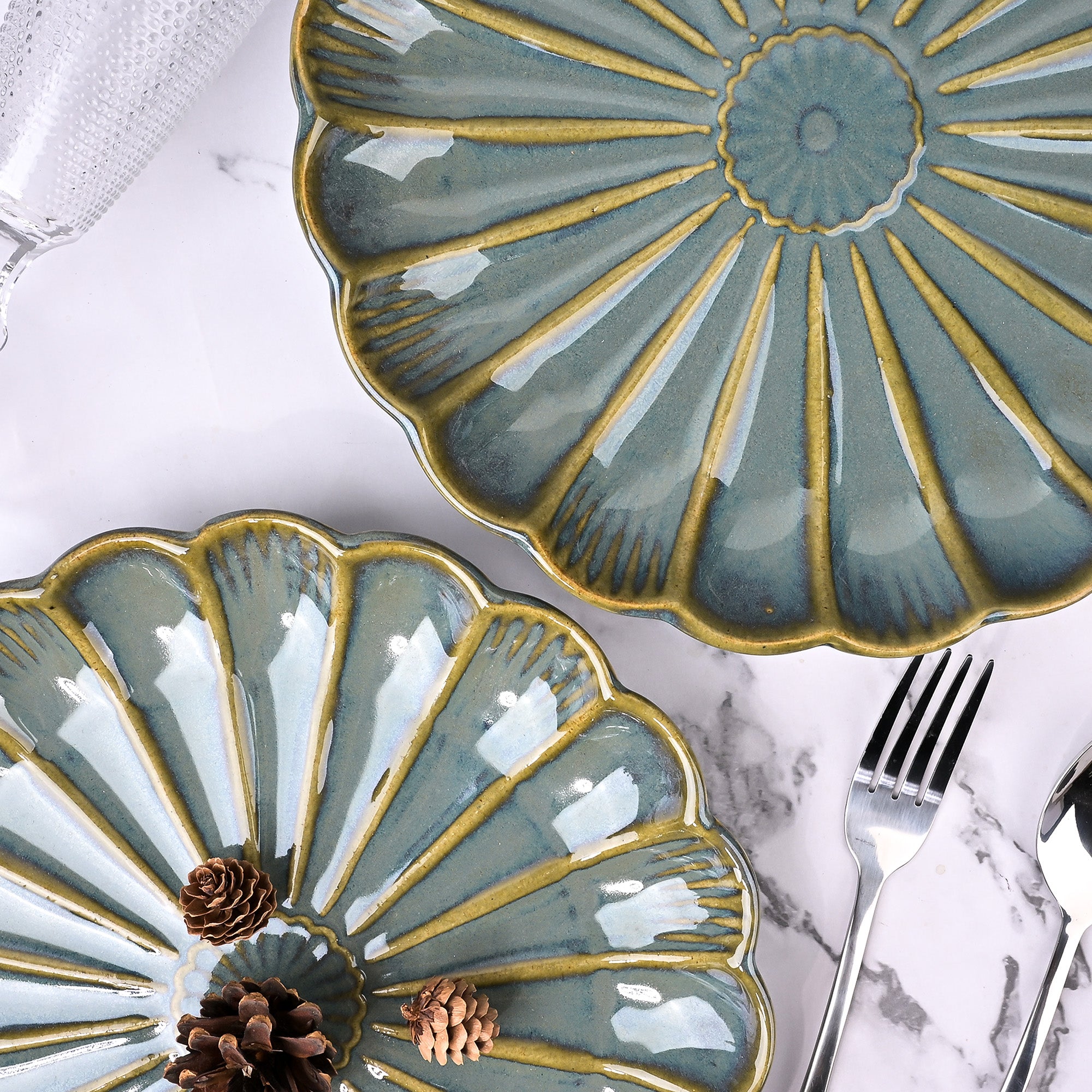 Set of 2 brown flower shaped ceramic plates

