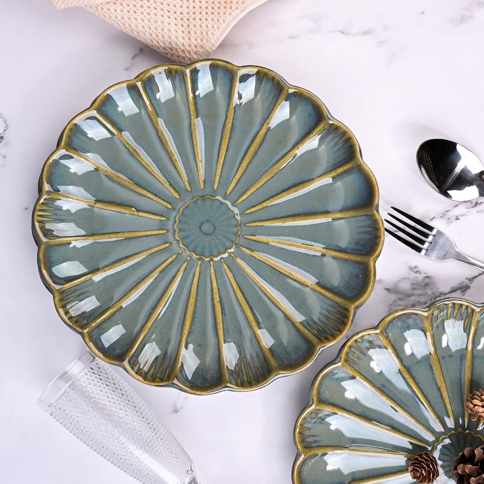 Brown flower shaped ceramic serving plates set of 2

