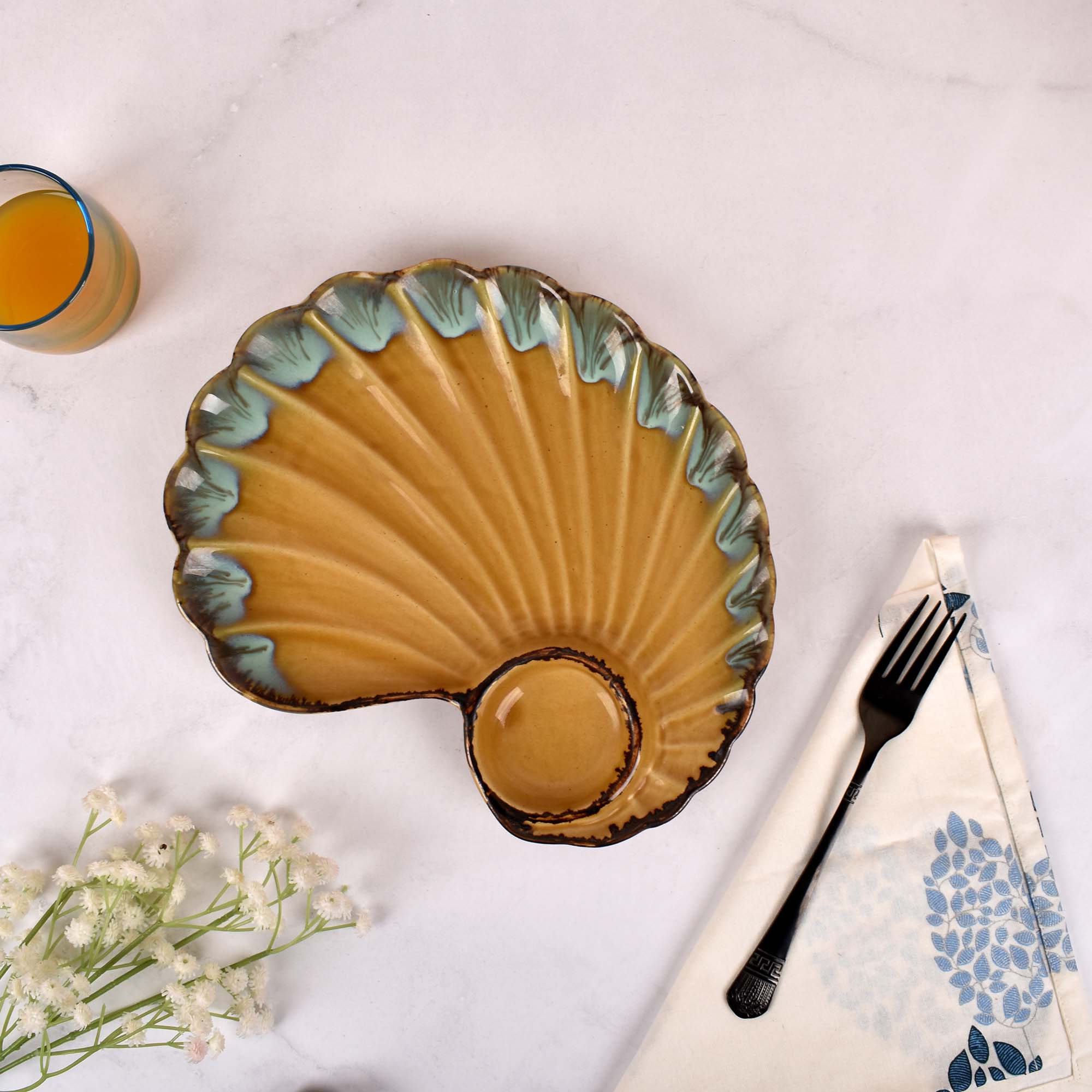 Stylish shell-shaped ceramic serving dish

