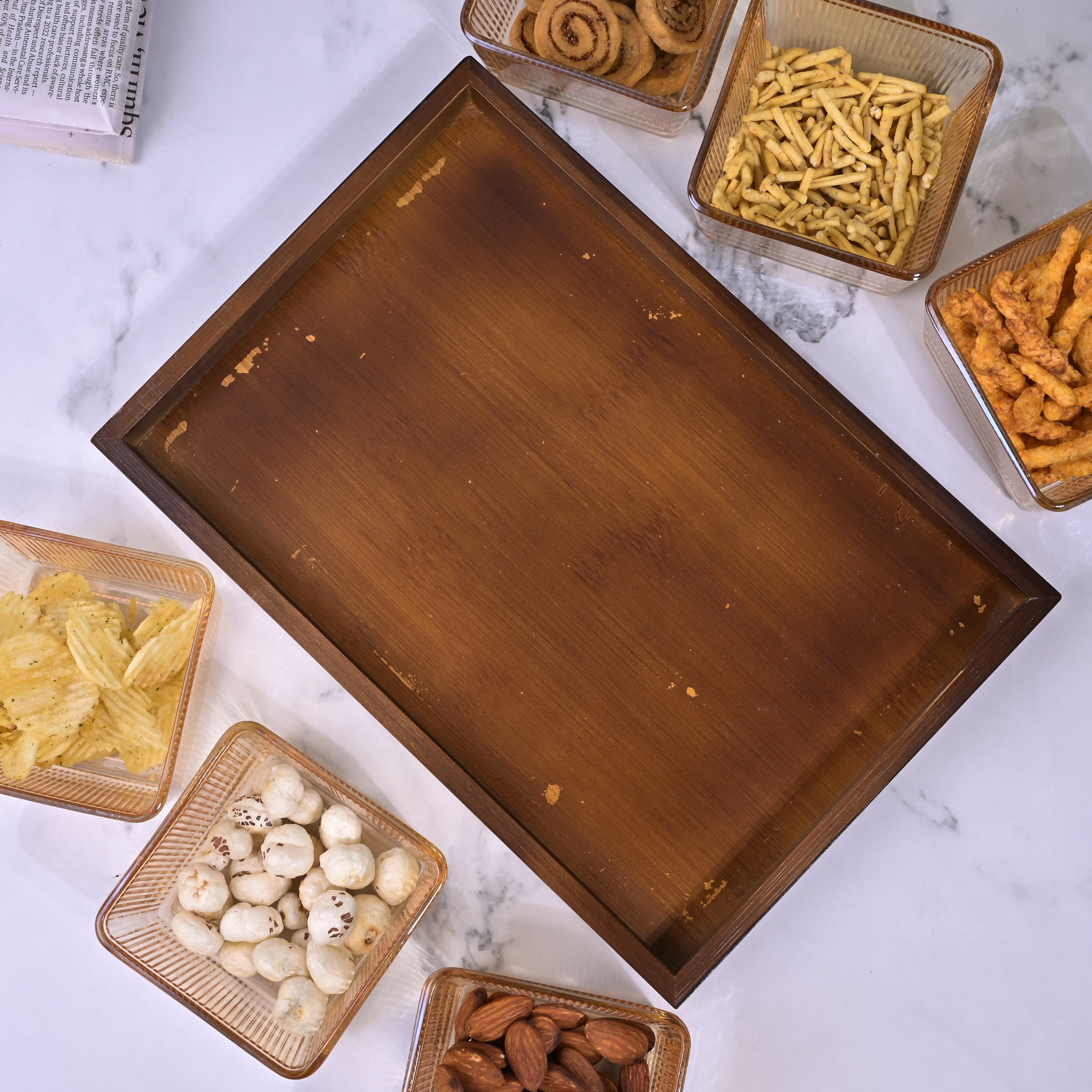 Stylish brown glass serving bowl with tray

