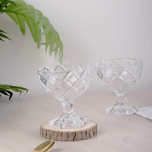 Chic glass bowls for sweets and desserts

