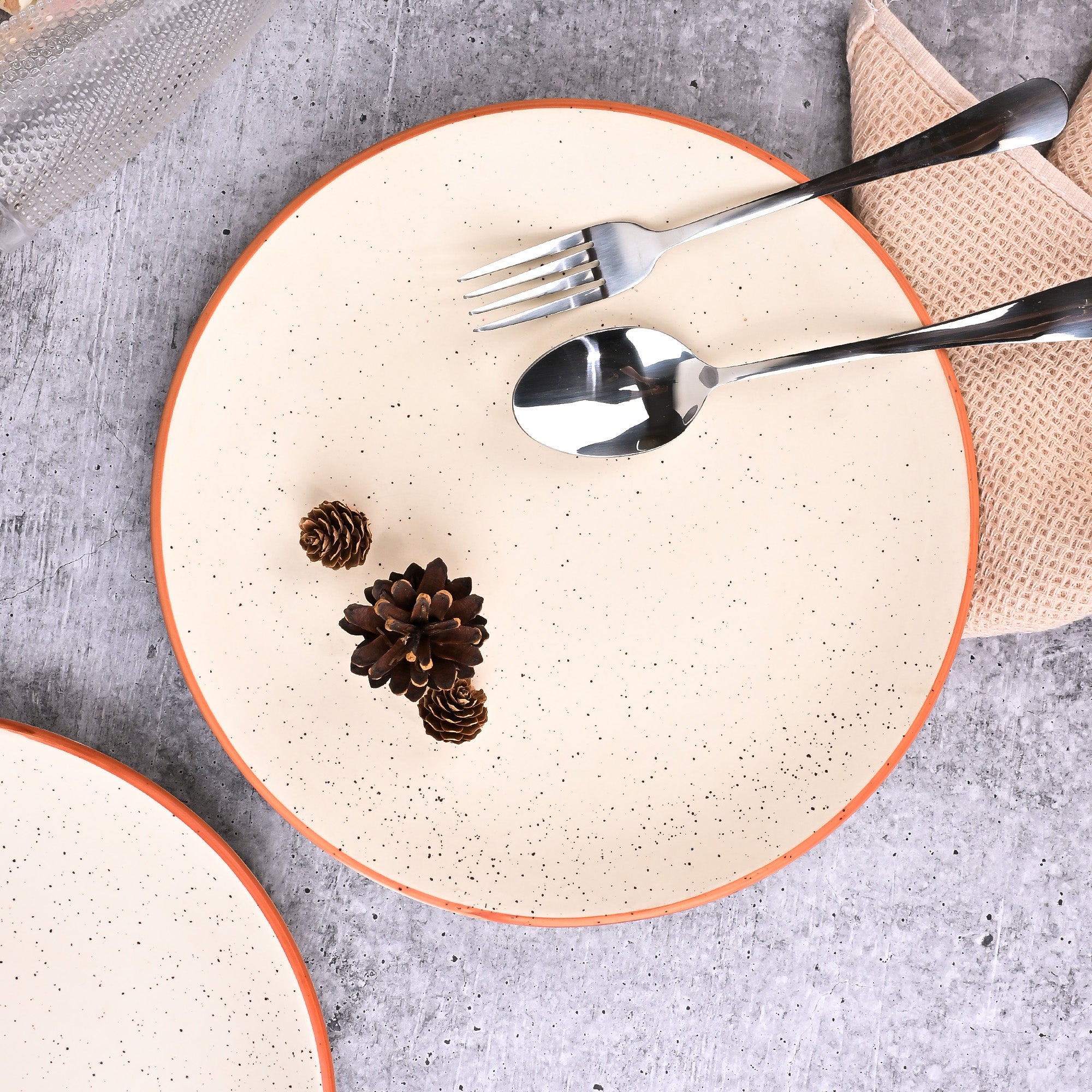 Set of 2 classic white ceramic dinner plates

