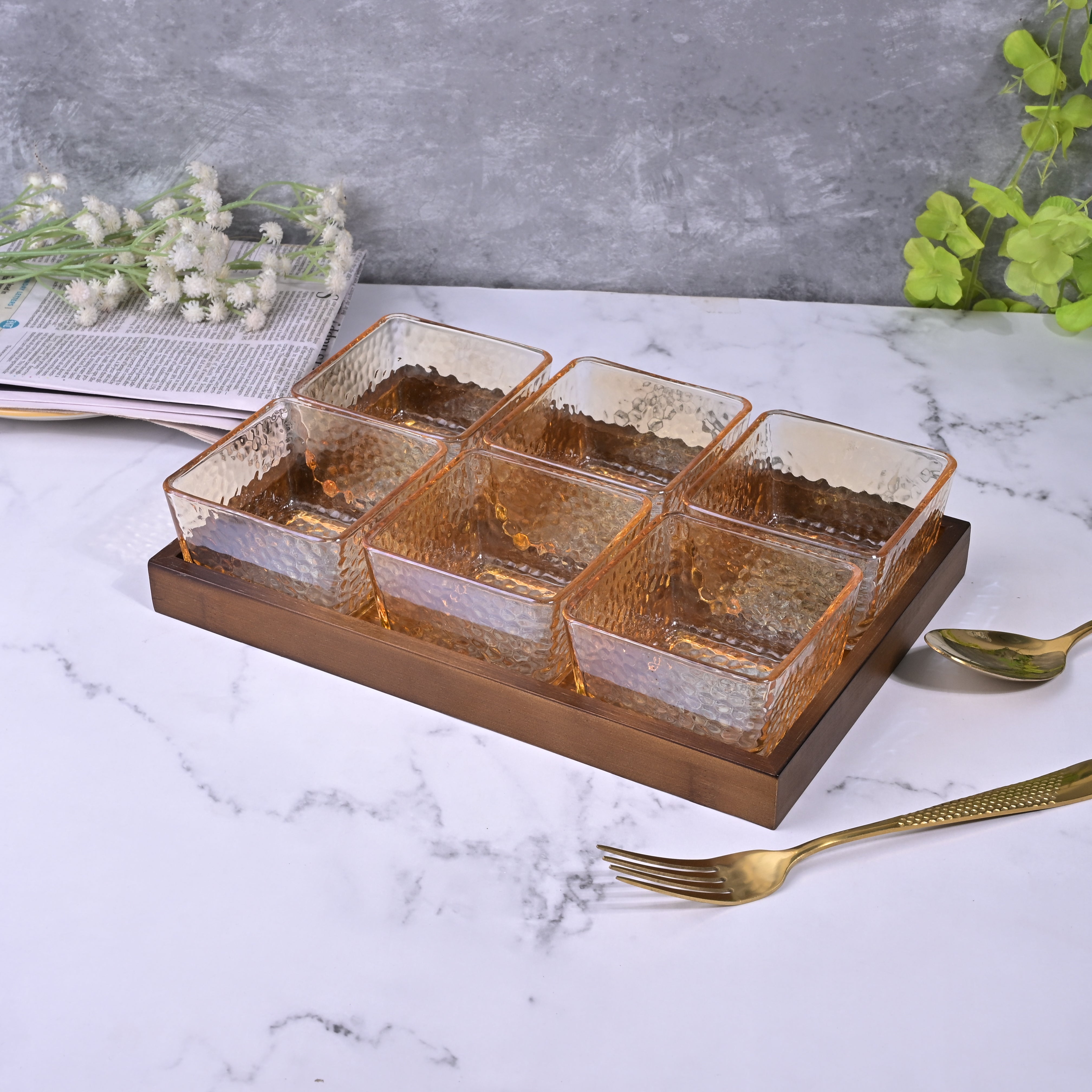 Dazzling square glass bowl set with chic tray

