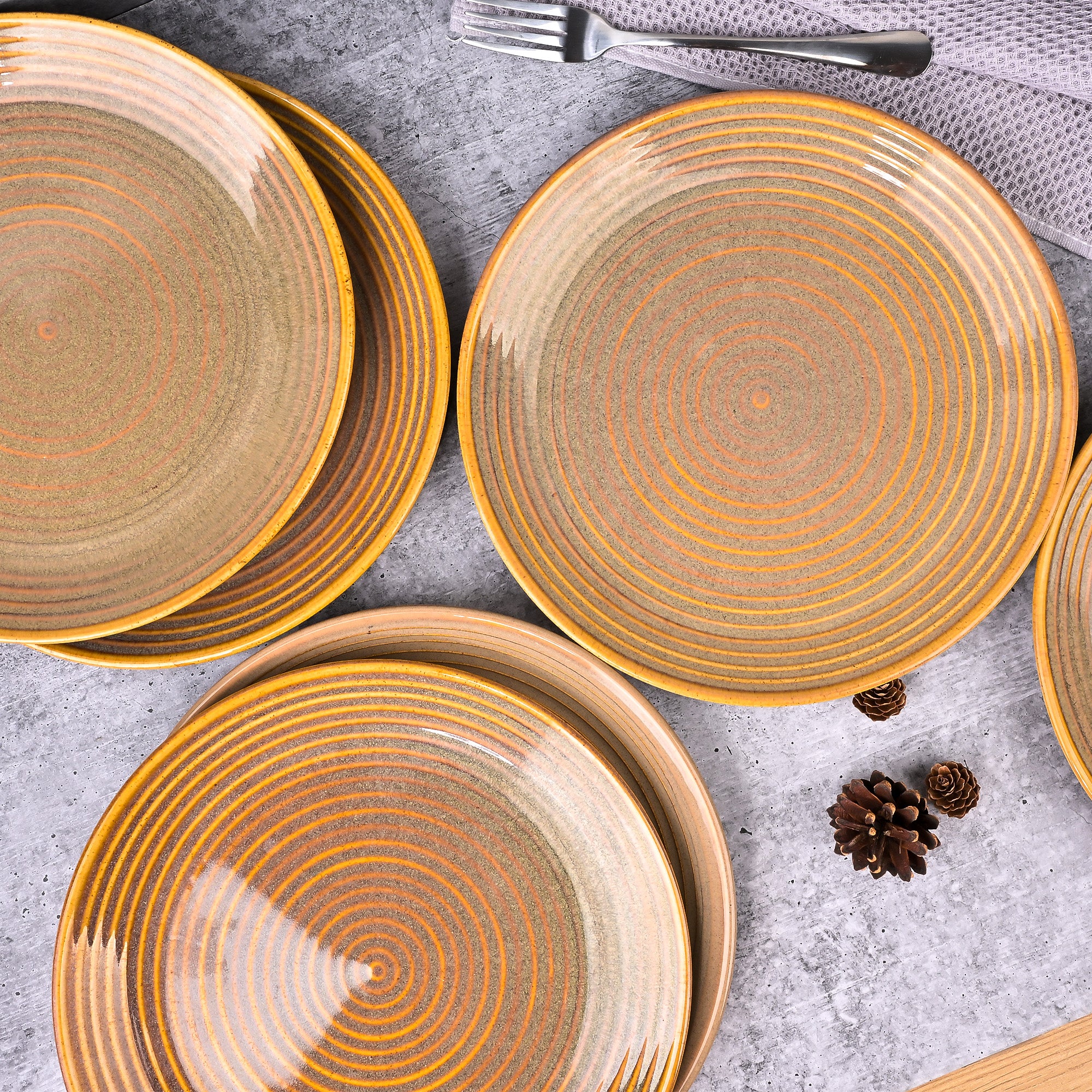 Set of 6 brown spiral design dinner plates


