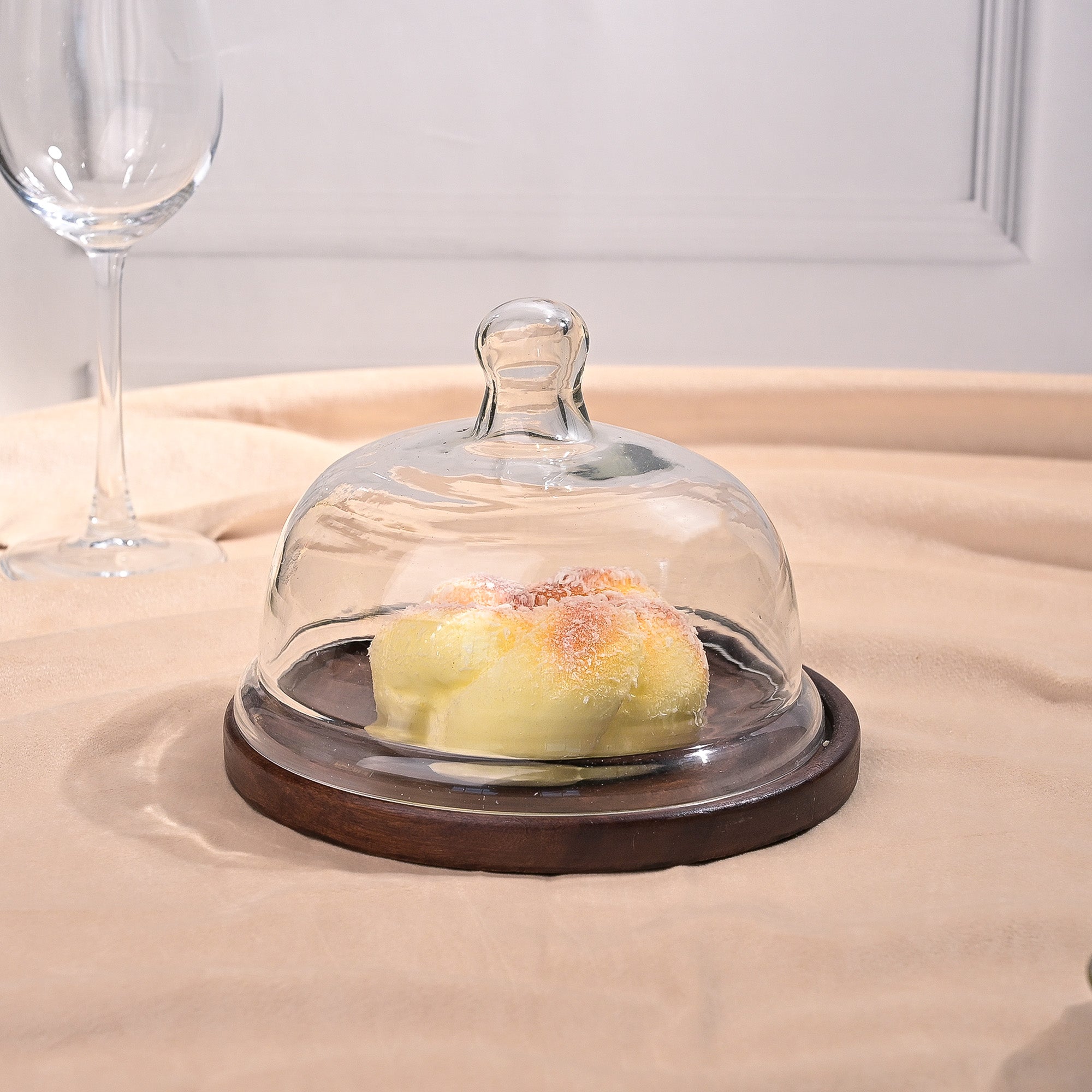 Elegant cloche with wooden tray 17x17 cm
