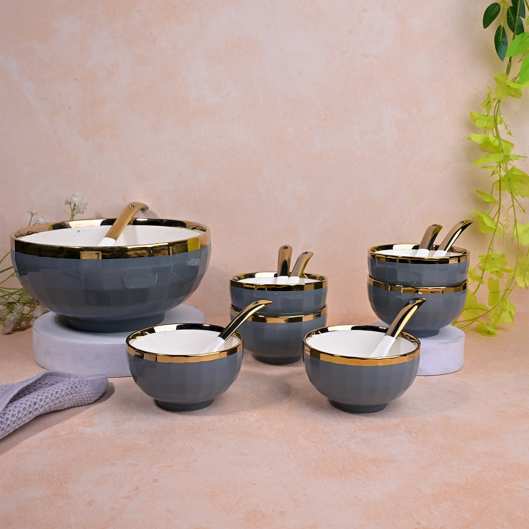Elegant grey and gold porcelain bowl set

