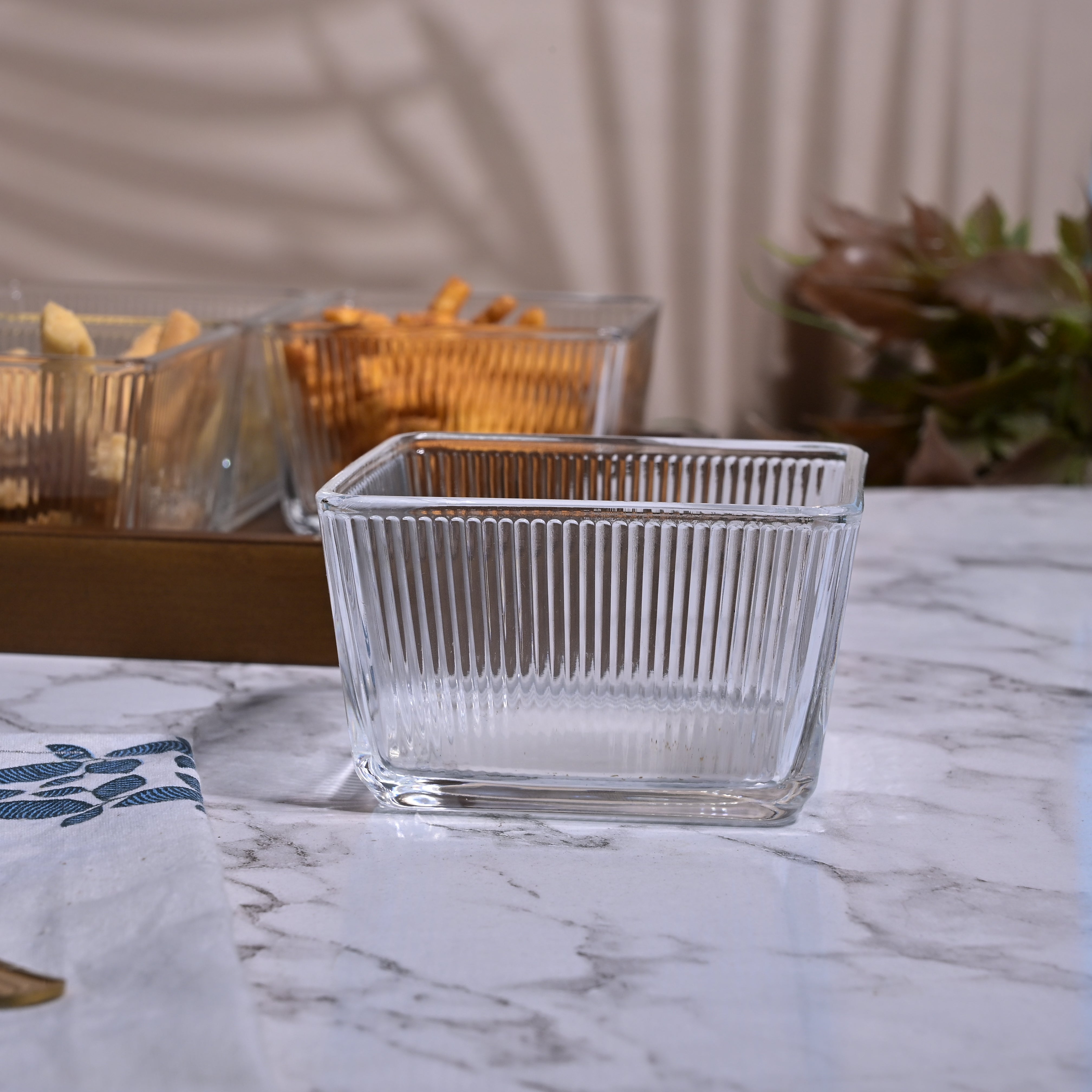 Premium glass serving bowl with tray

