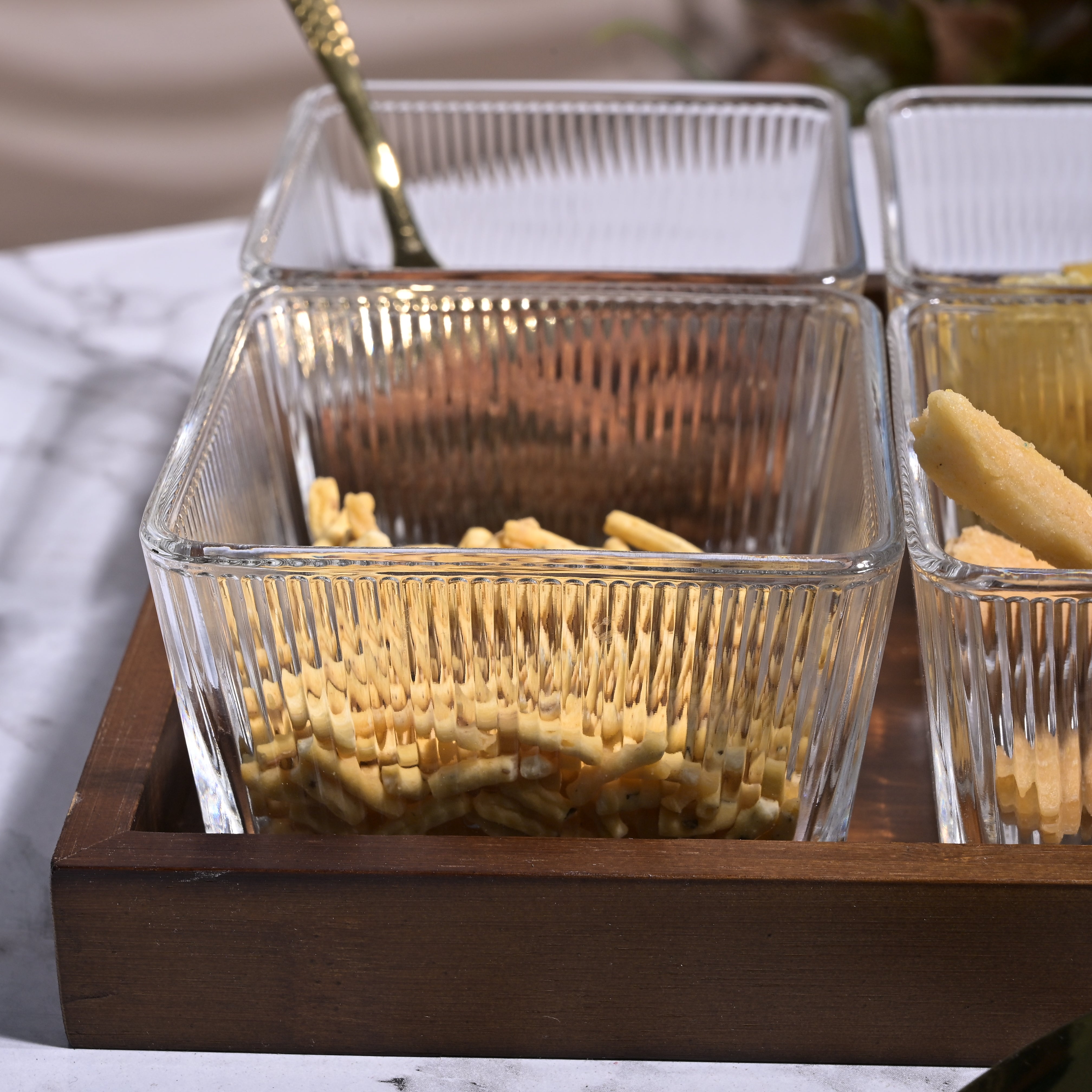 Glamorous bowl and tray for table decor

