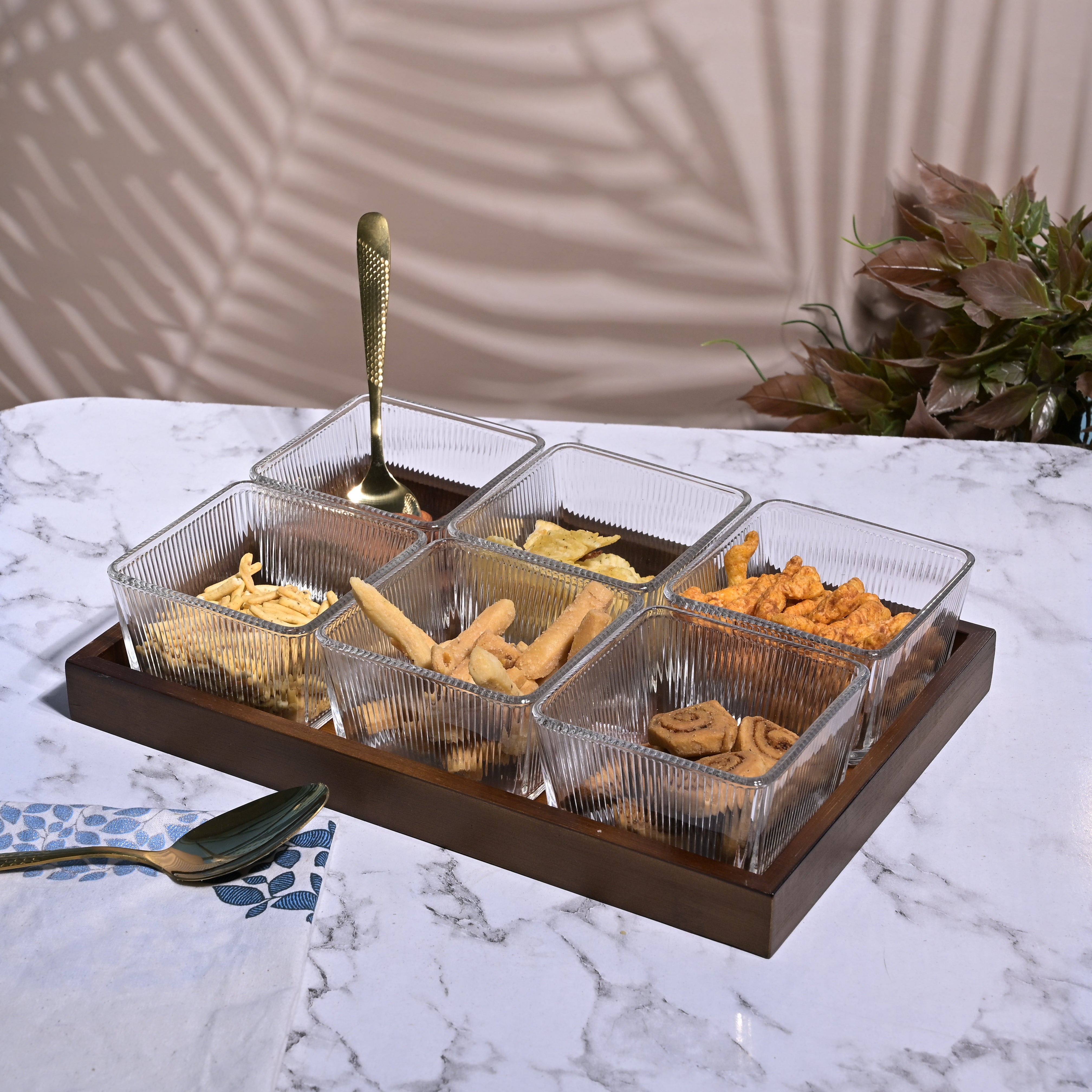 Elegant decorative bowl and tray combination

