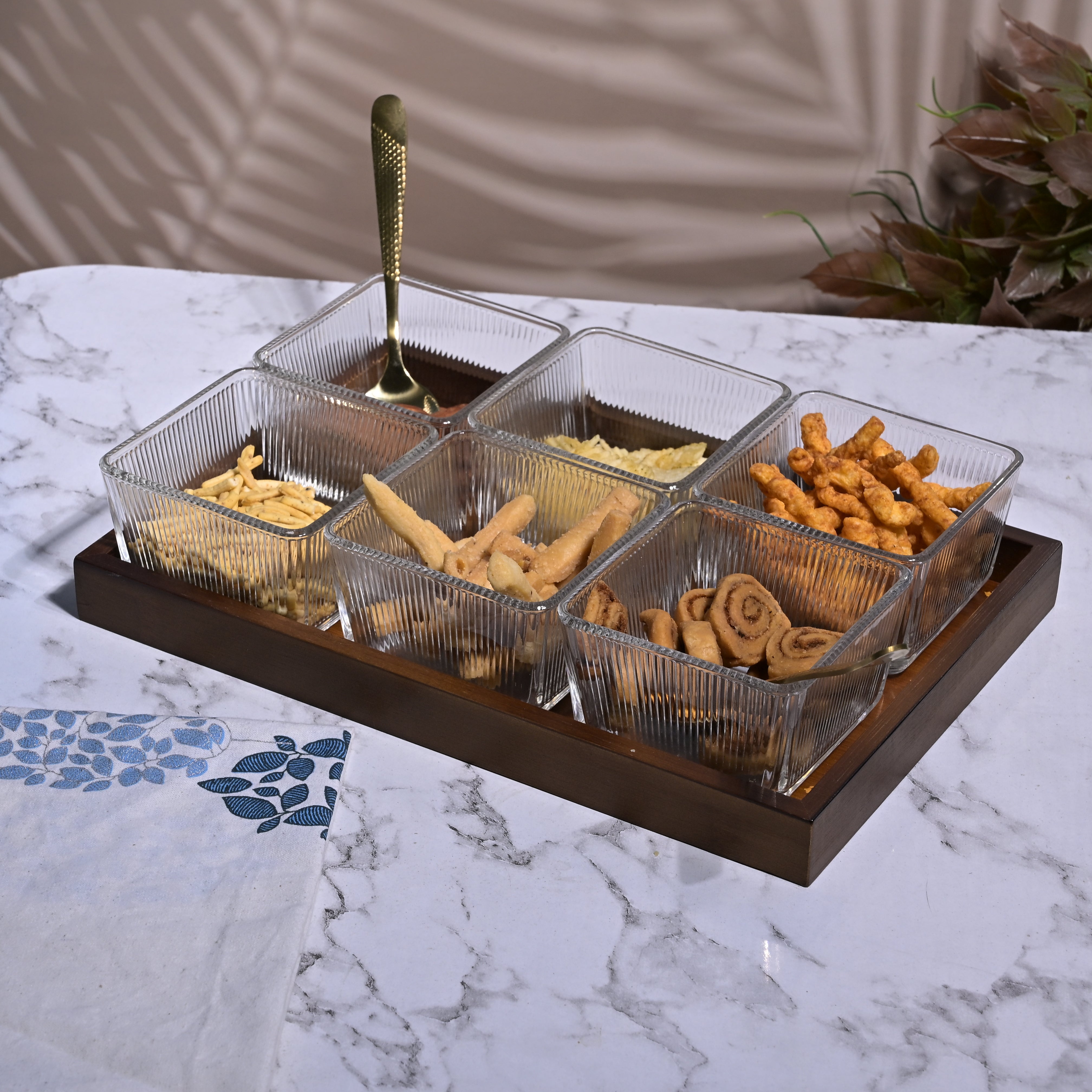 Decorative glass serving bowl with tray

