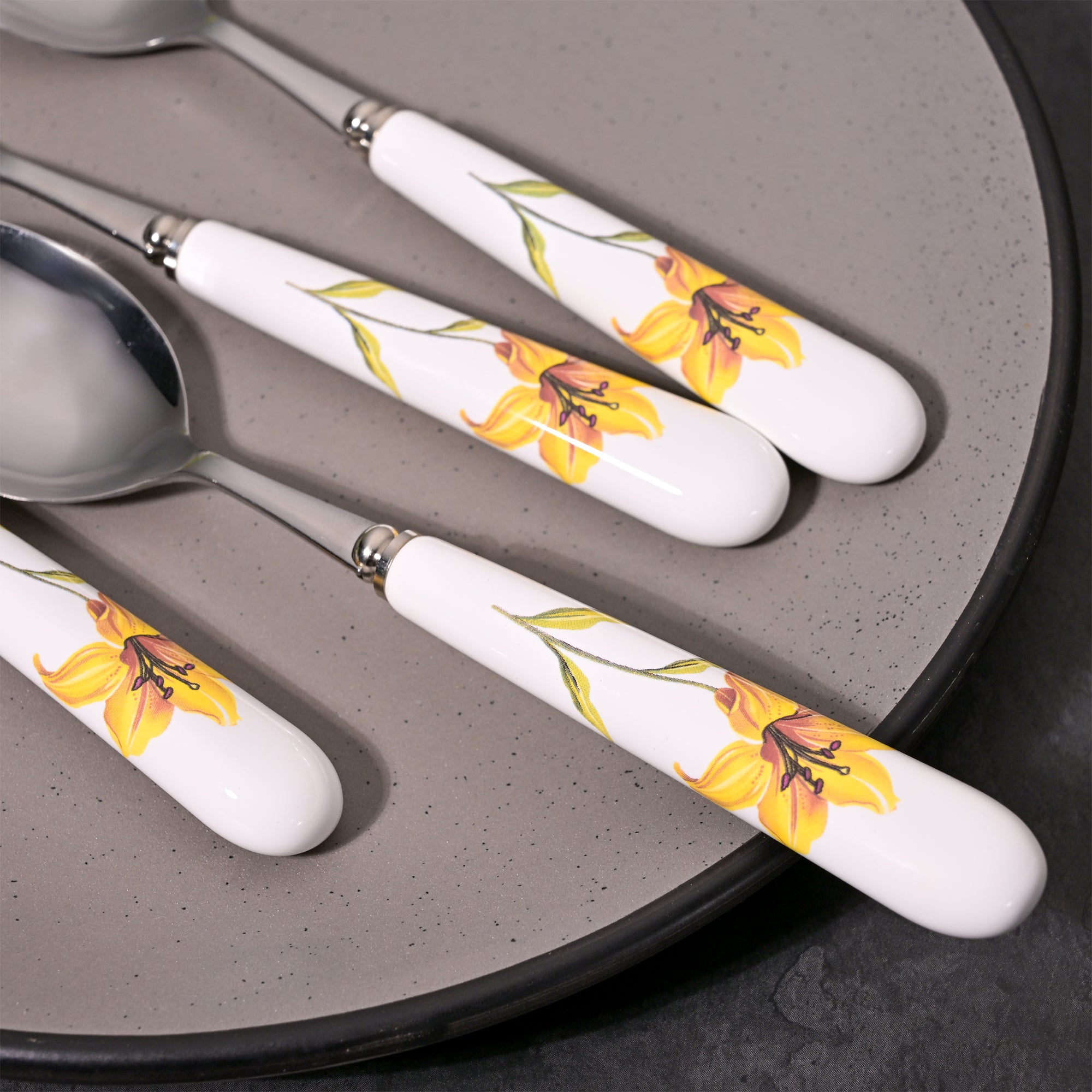 Elegant golden ceramic spoon set

