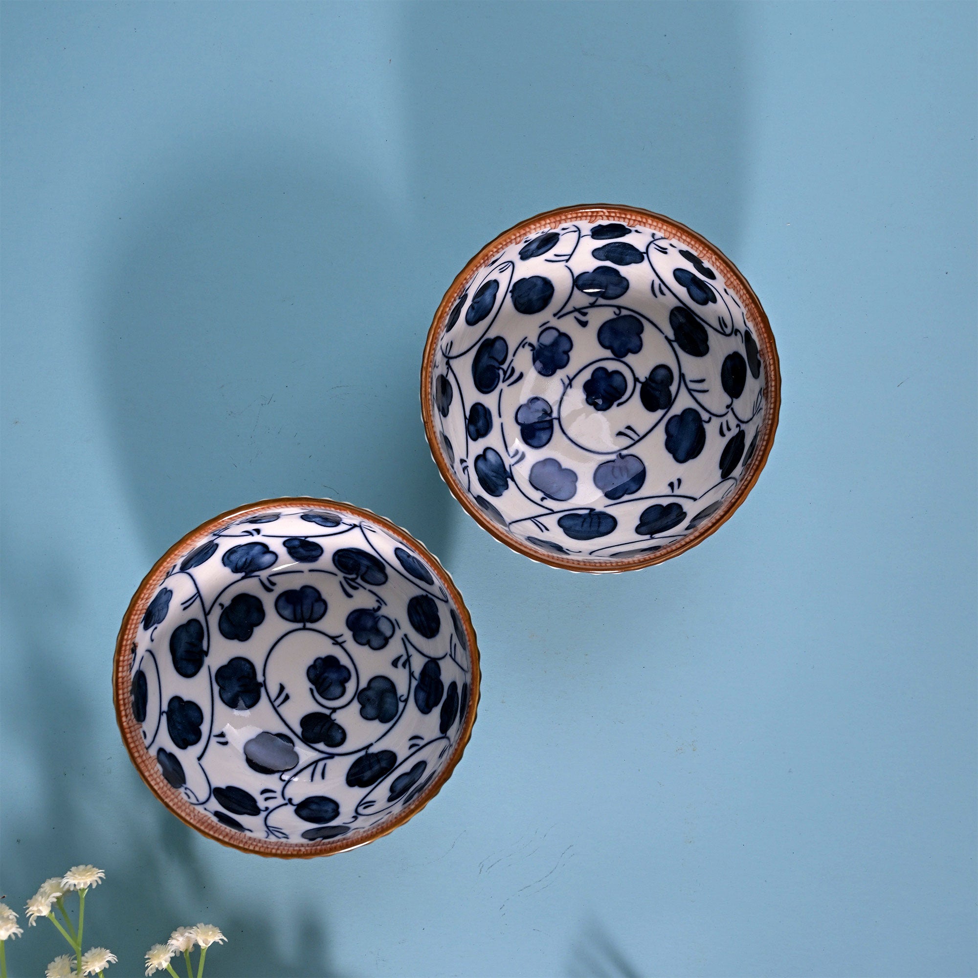 Ribbed porcelain bowls with hand-painted design

