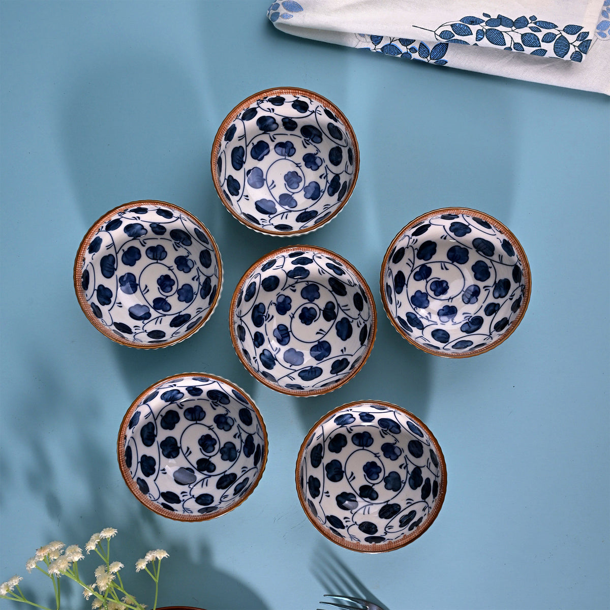 Ribbed porcelain bowls with hand-painted design

