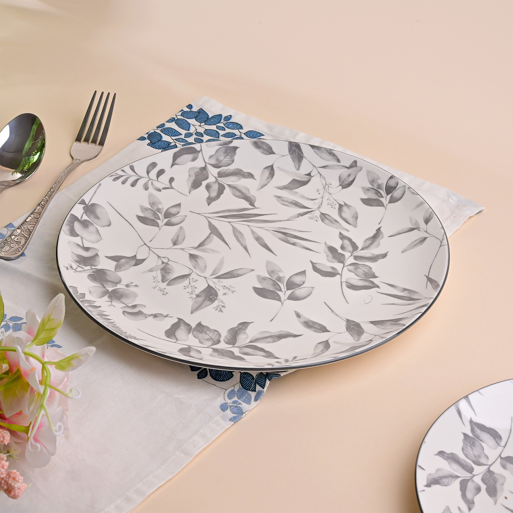 Stylish Ivory porcelain plates for dining

