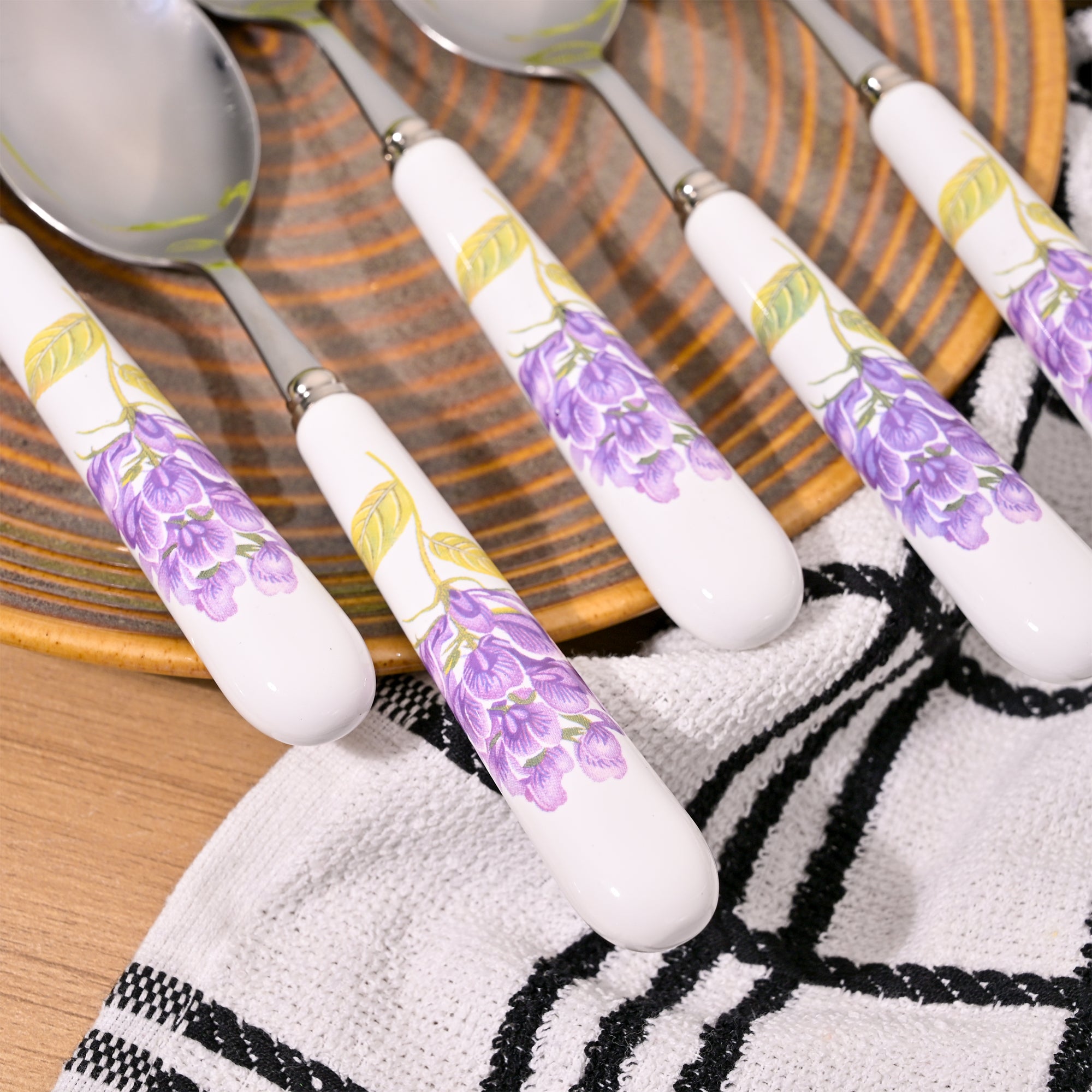 Stylish lavender-handled spoon set

