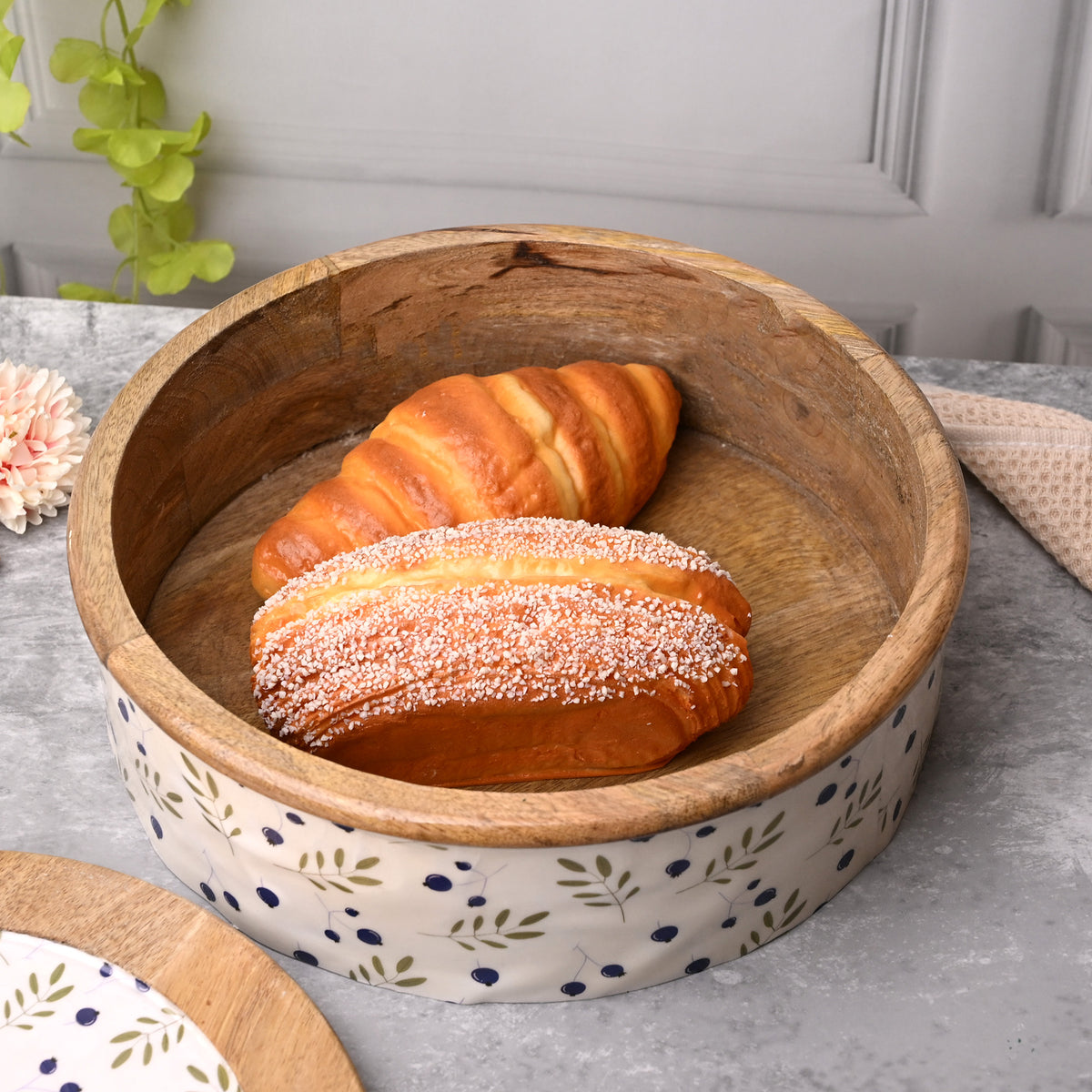 Leaf patterned casserole with refined smooth surface

