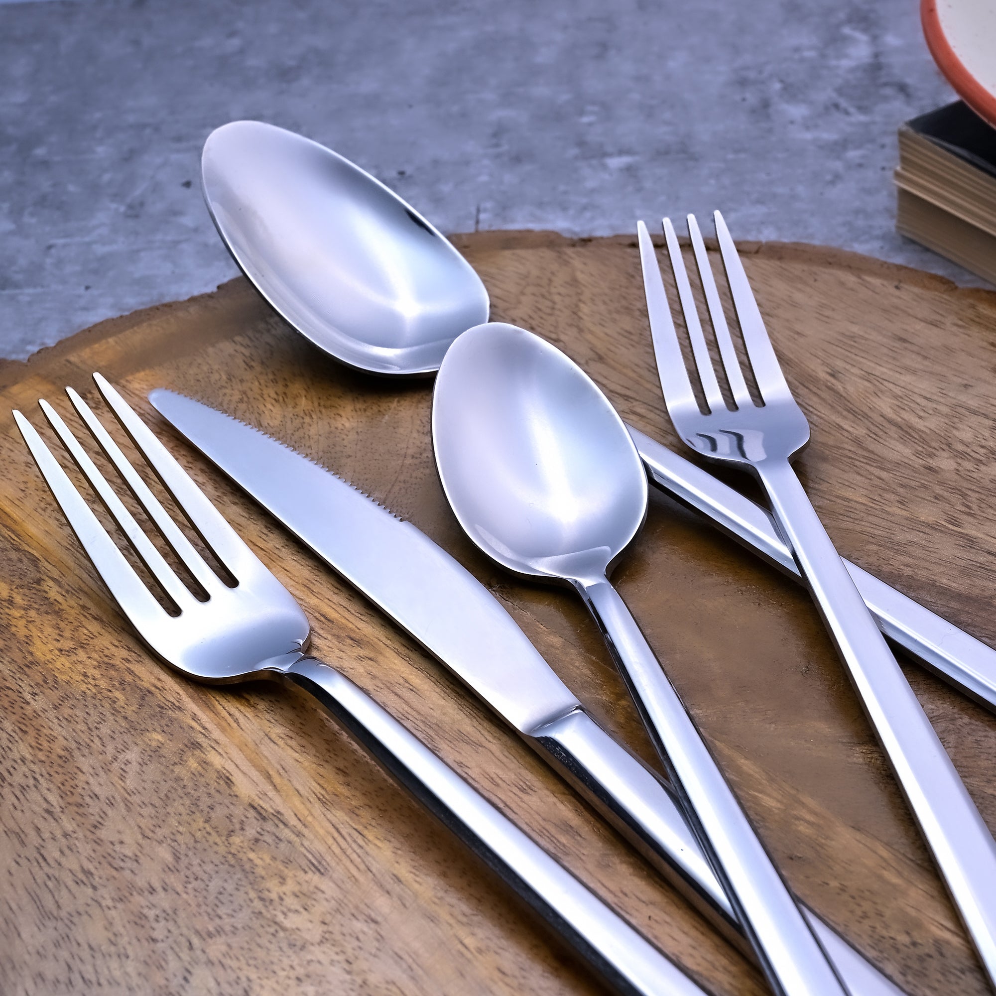 Luxe Sleek Feast Flatware – Sophisticated Tableware for Everyday Dining

