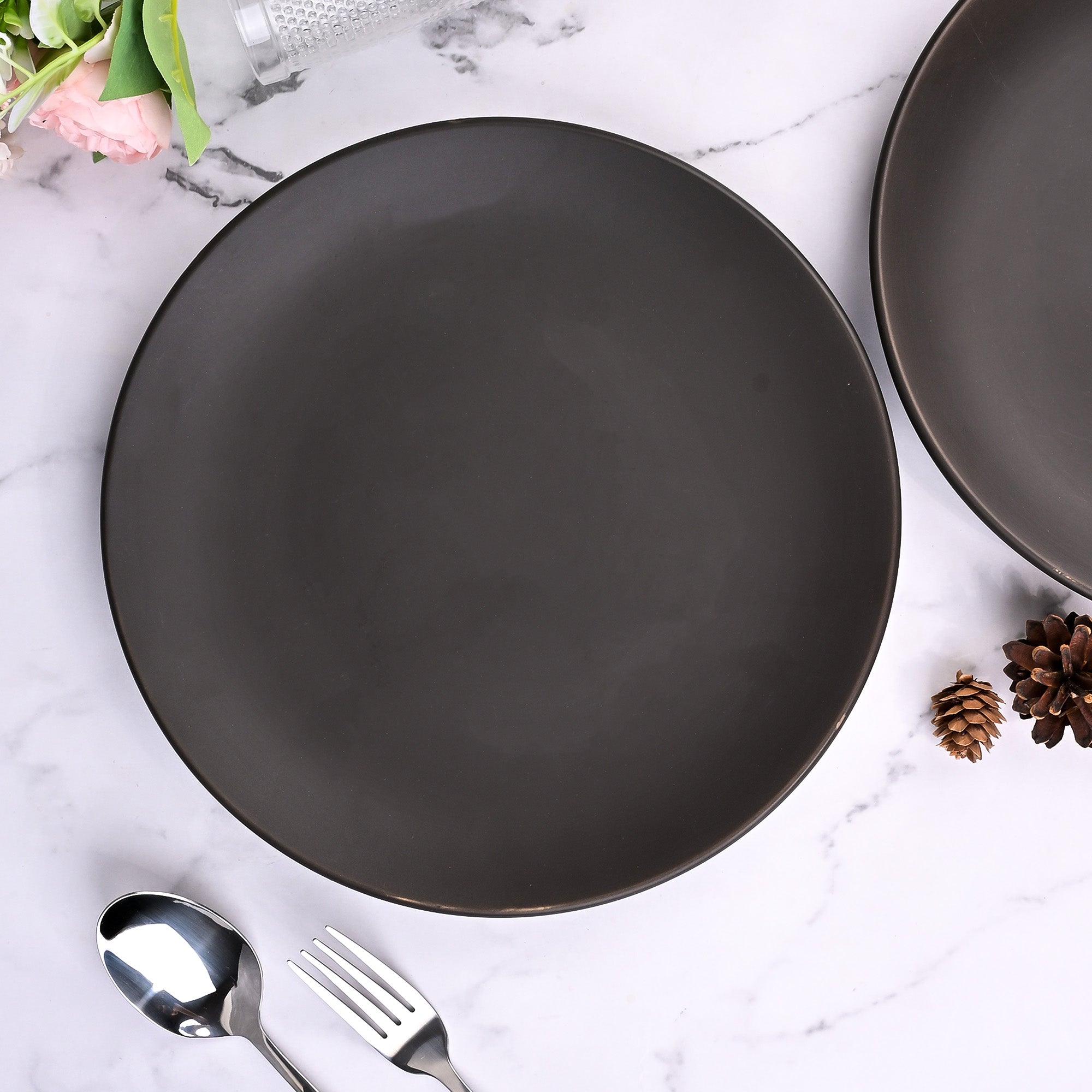 Set of 2 matte black ceramic dinner plates

