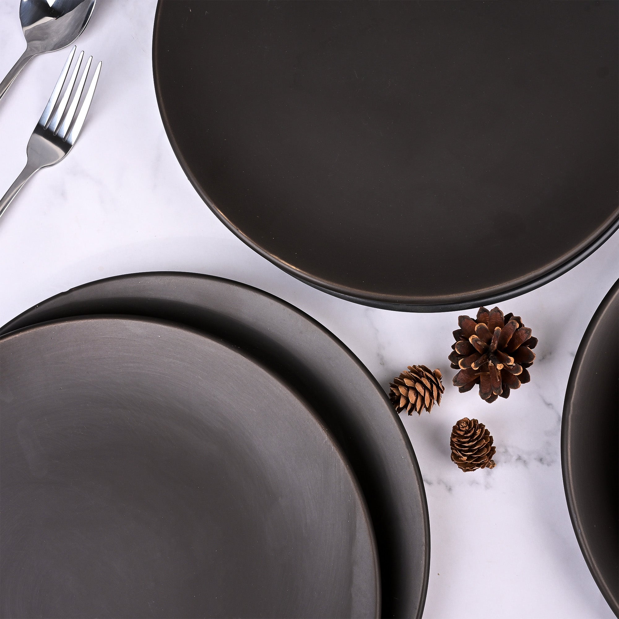 Set of 4 matte black ceramic dinner plates

