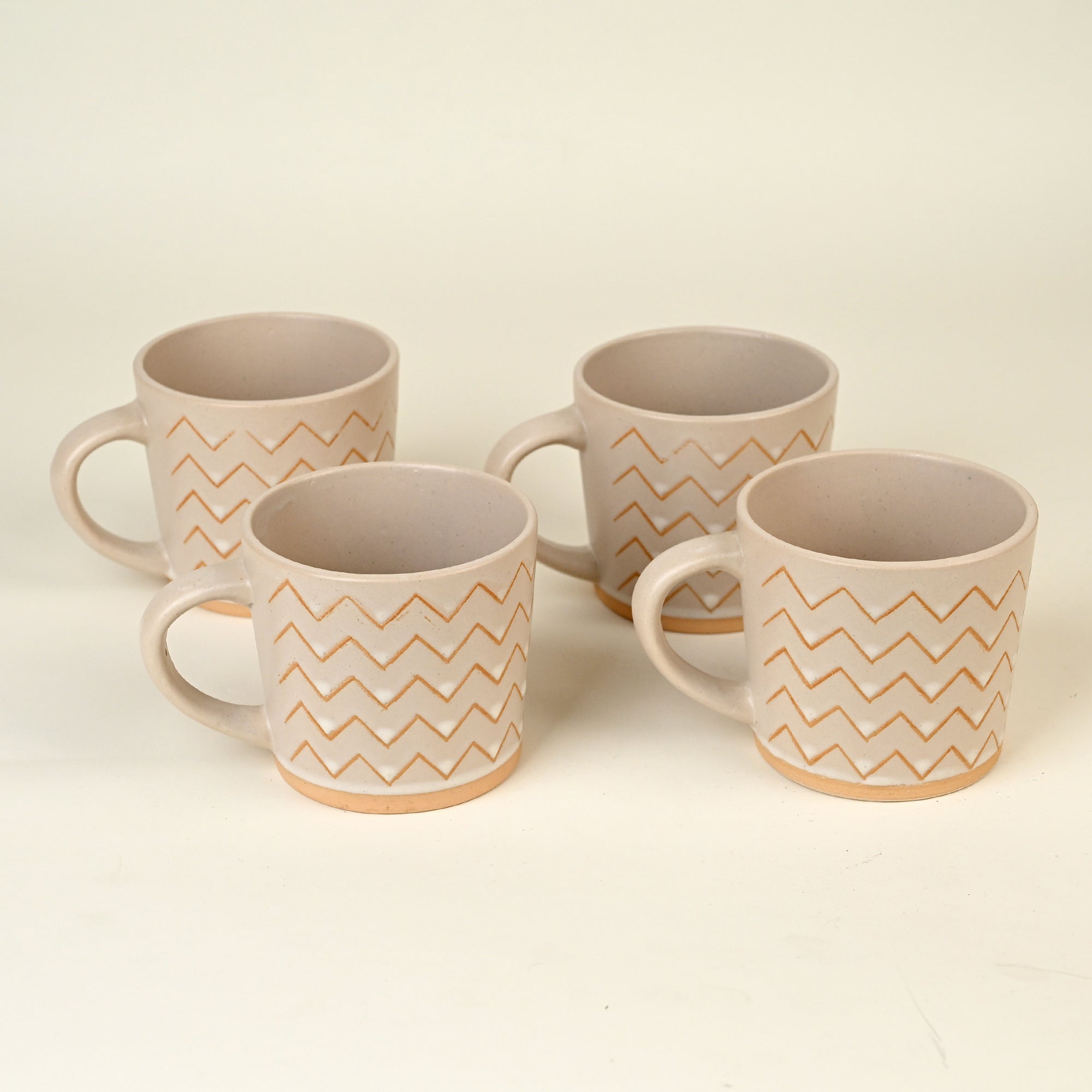 Meandering patterned ceramic coffee mugs

