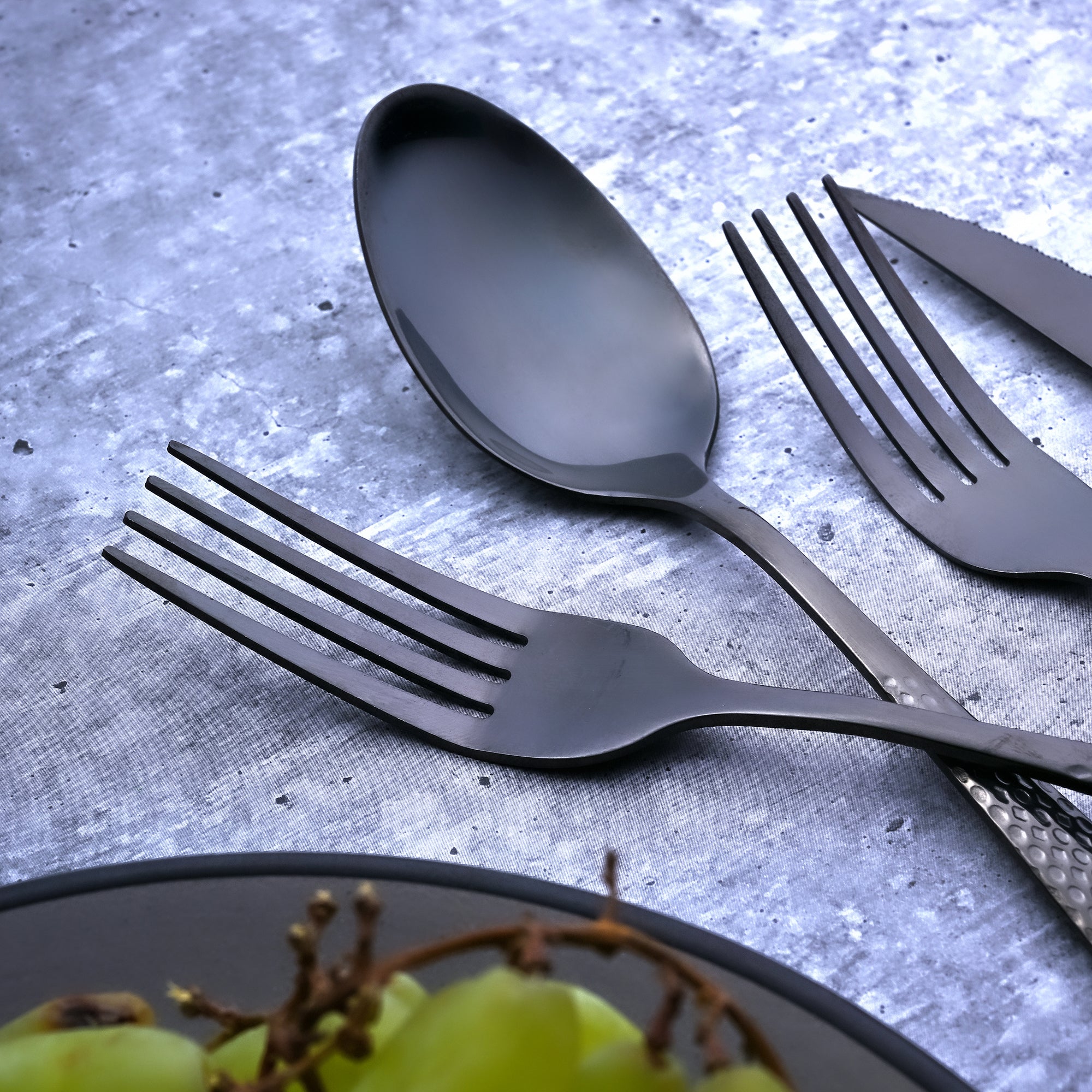 Elegant Midnight Black Cutlery Set for Modern Dining Tables

