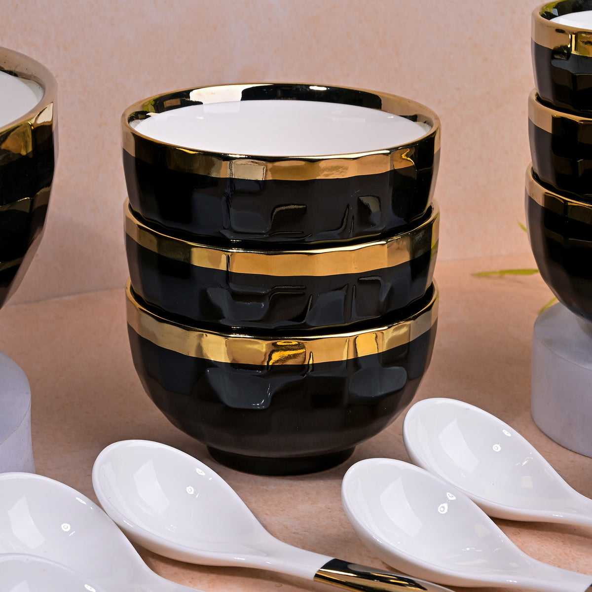 Luxurious porcelain bowls with midnight gold design

