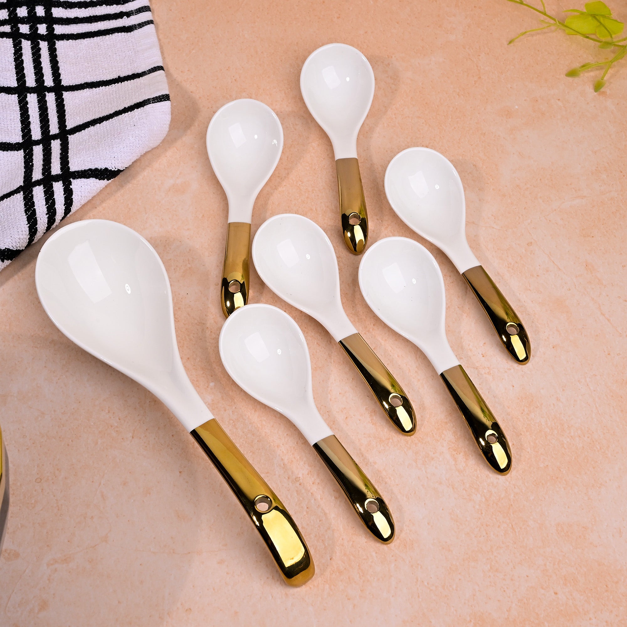 Elegant dark and gold bowls for modern table settings

