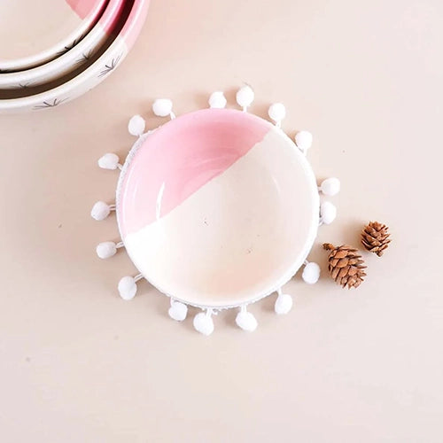 Set of four elegant pink bowls

