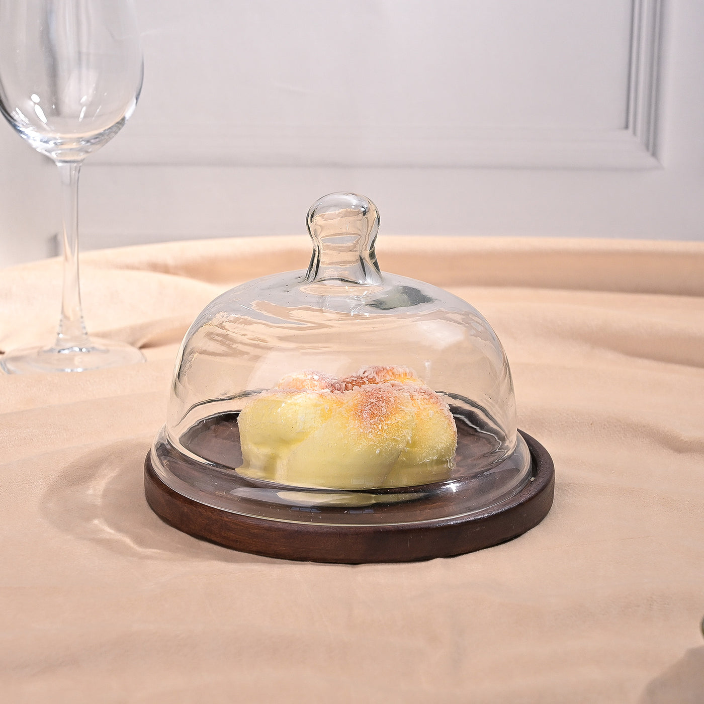 Elegant Cloche with Wooden Tray (17x17 cm)