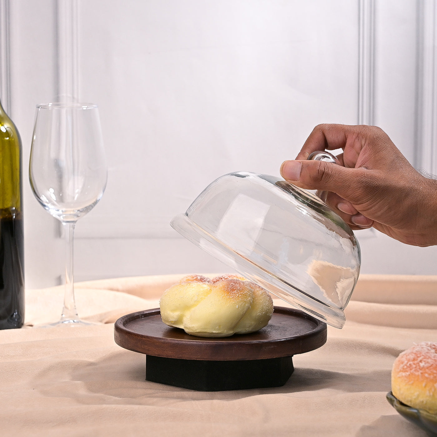 Elegant Cloche with Wooden Tray (17x17 cm)