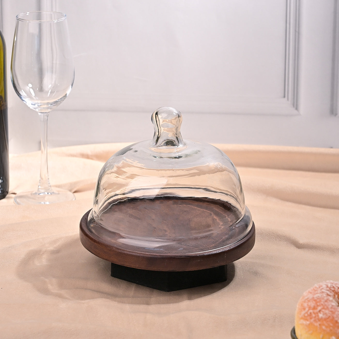 Elegant Cloche with Wooden Tray (17x17 cm)