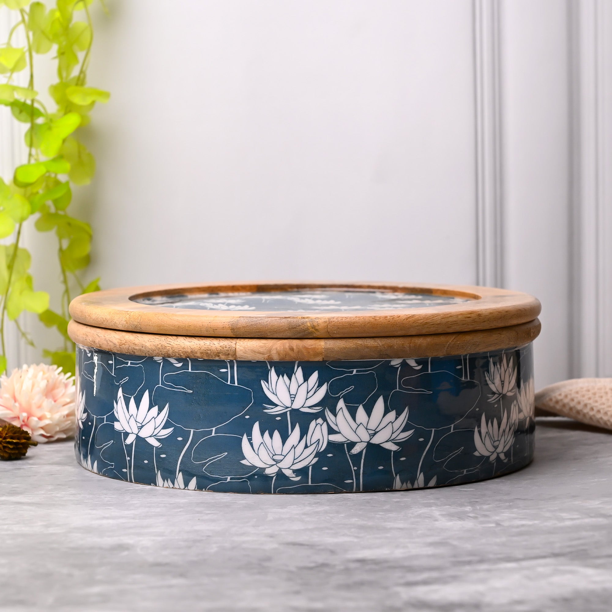Sea-bloom alluring wooden casserole with elegant design

