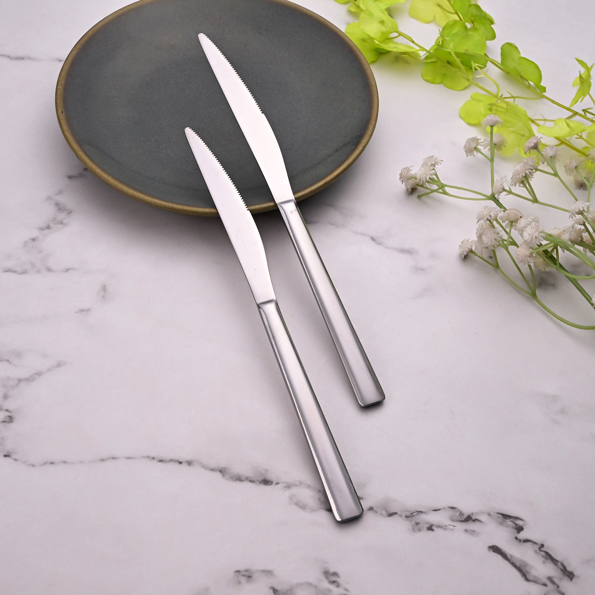 Smooth Slice Table Knives with a Sleek and Modern Design

