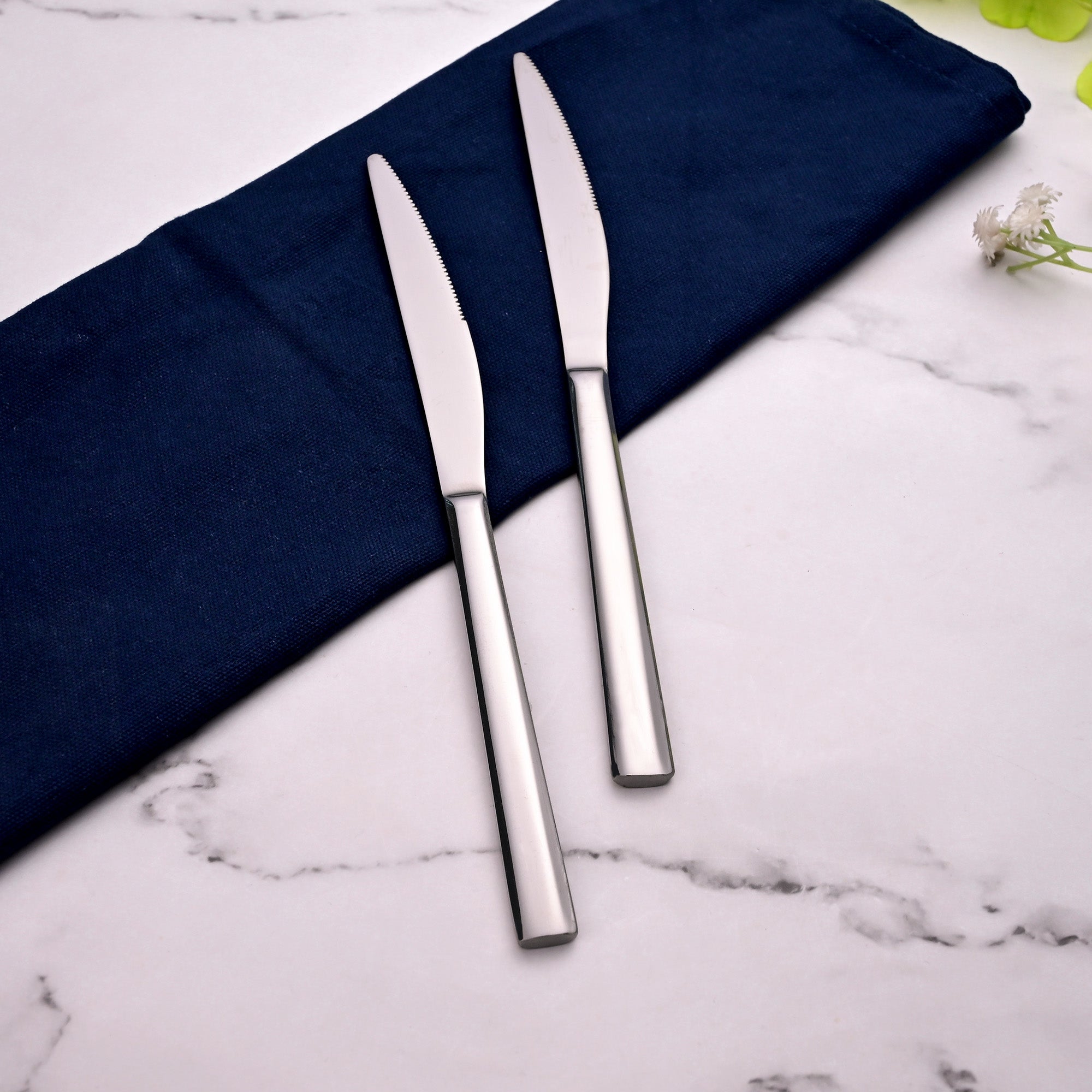 Elegant Smooth Slice Knives for Stylish Dining Table Settings


