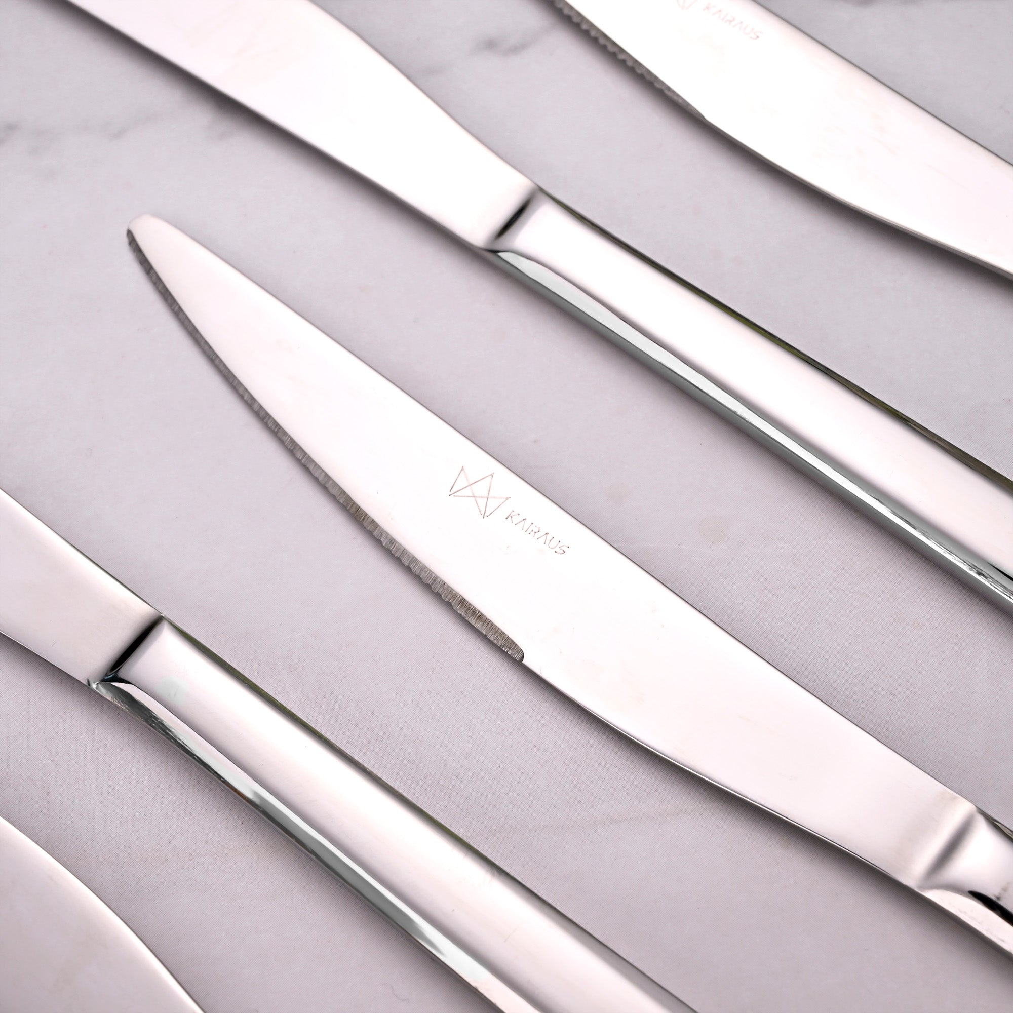 Smooth Slice Table Knives with a Sleek and Modern Design

