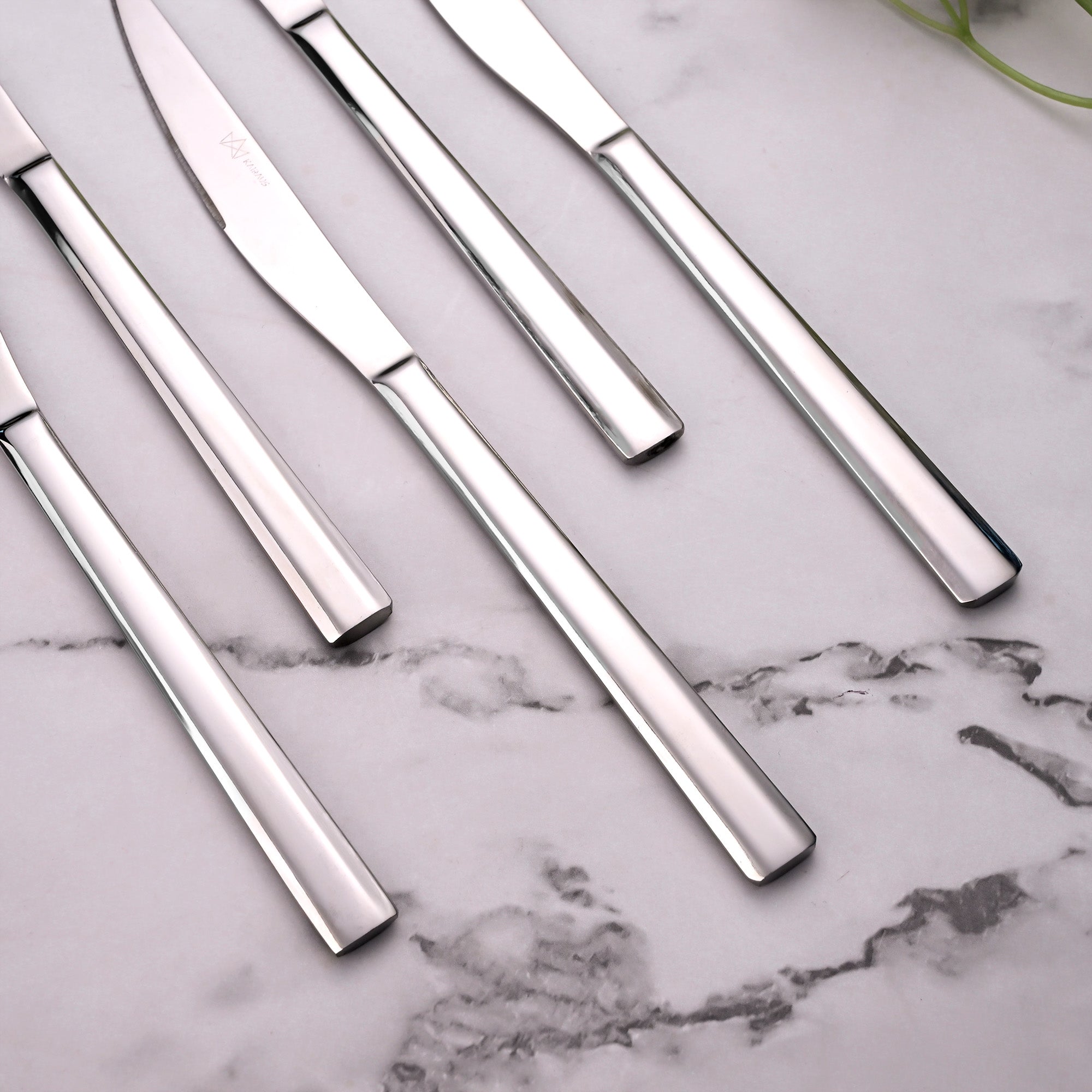 Elegant Smooth Slice Knives for Stylish Dining Table Settings

