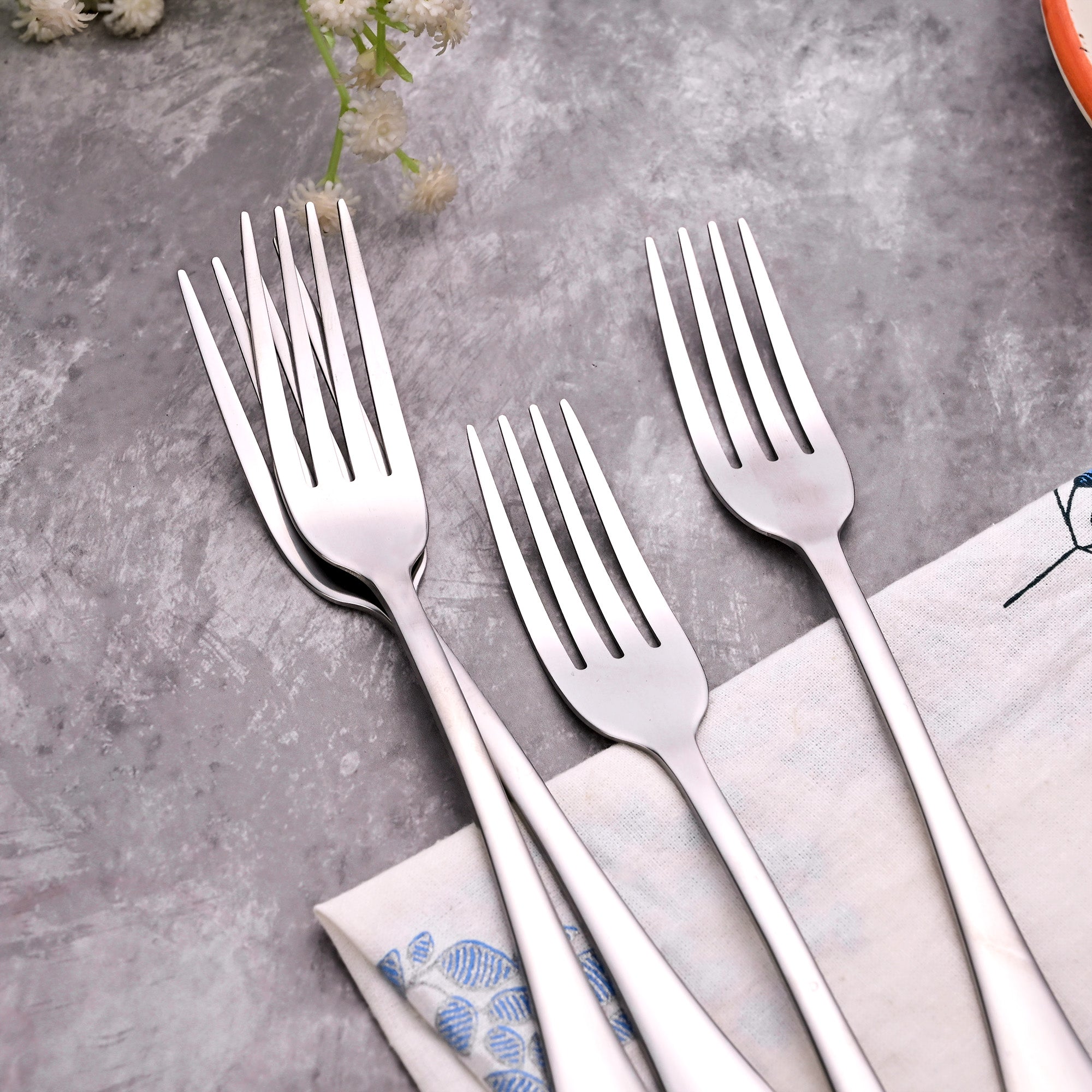 Snappy Silver Forks – Modern Design for Everyday Dining

