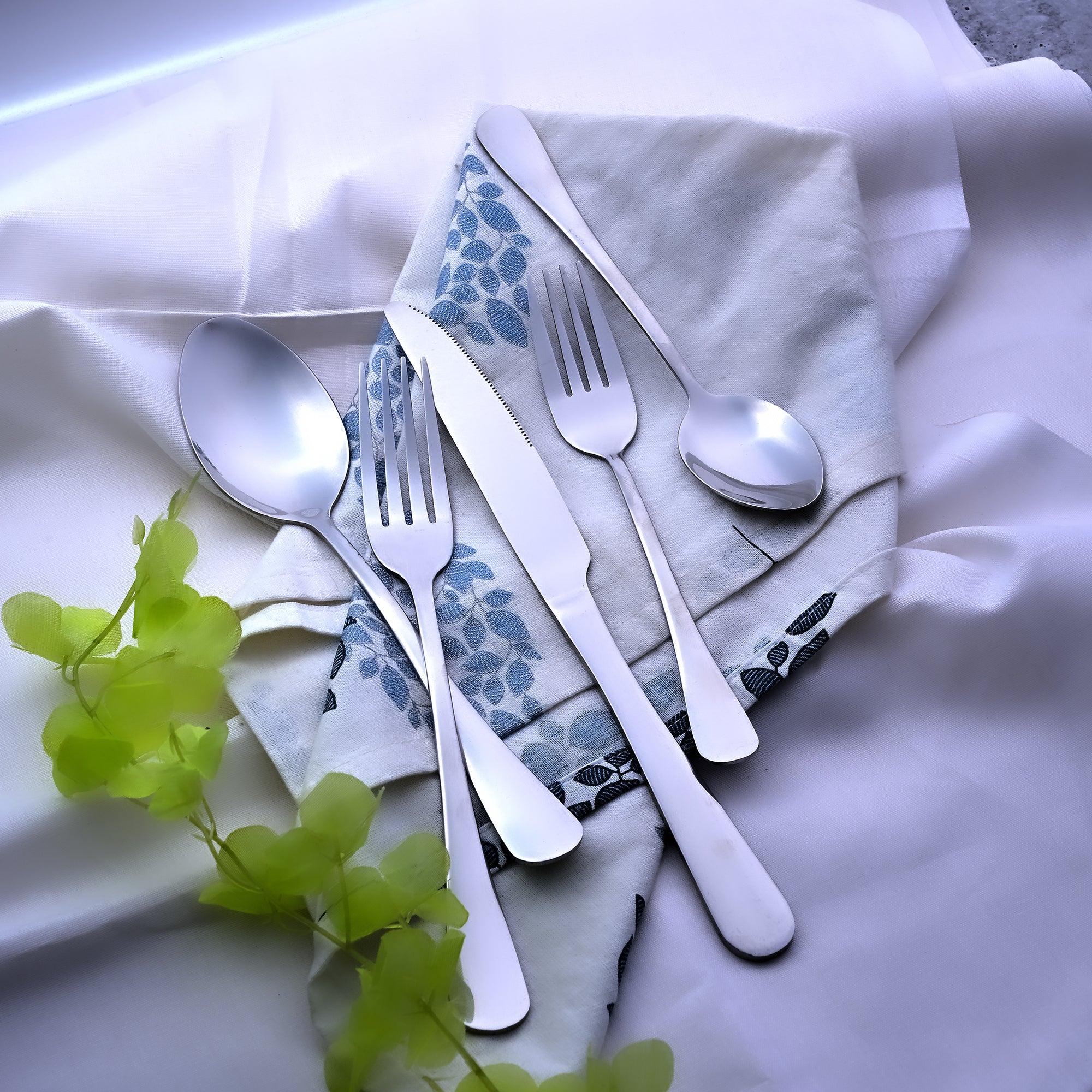 Snazzy Silverware Set for Contemporary Dining Table Settings

