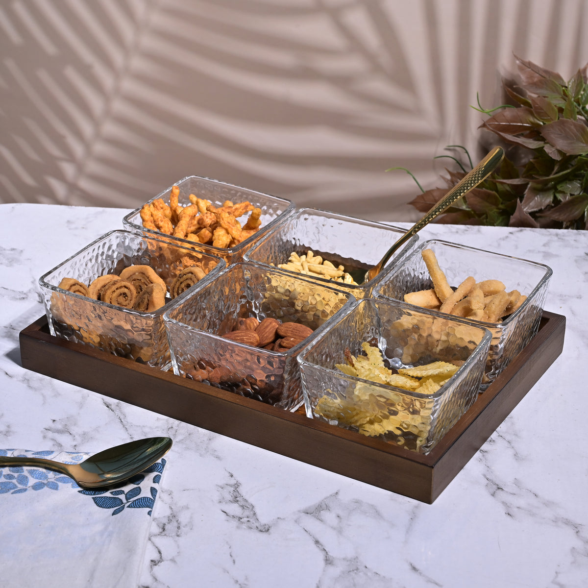 Premium glass bowl and tray for dining

