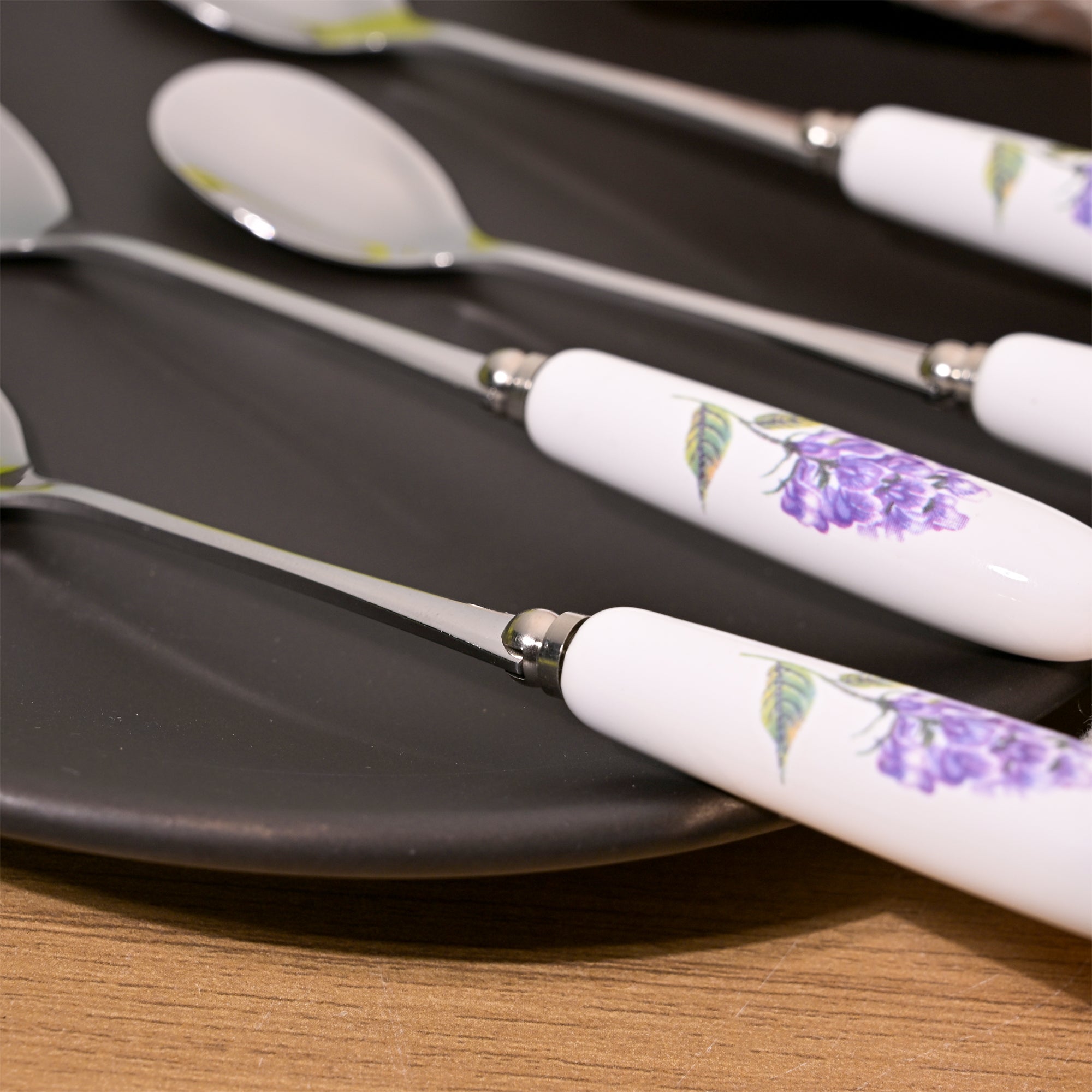 Ceramic-handled spoons for desserts

