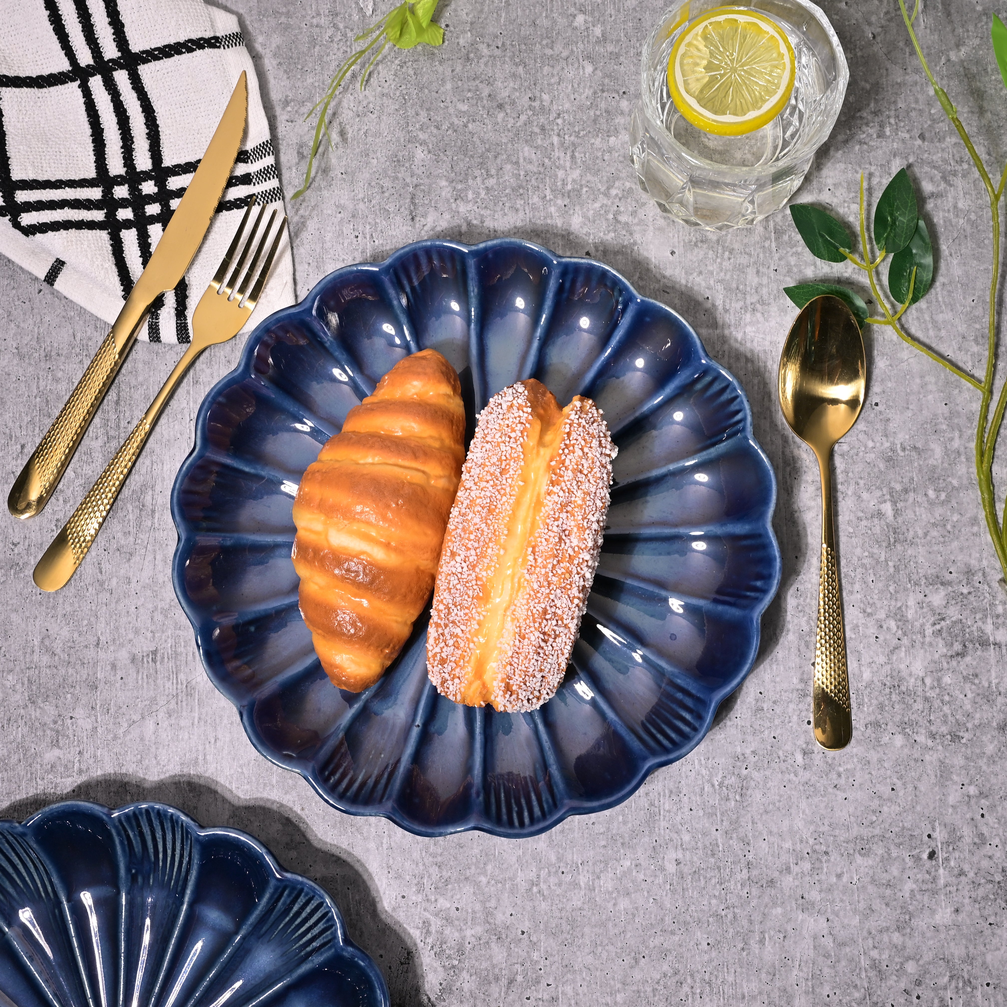 10.5 inch teal blue flower shaped plate set

