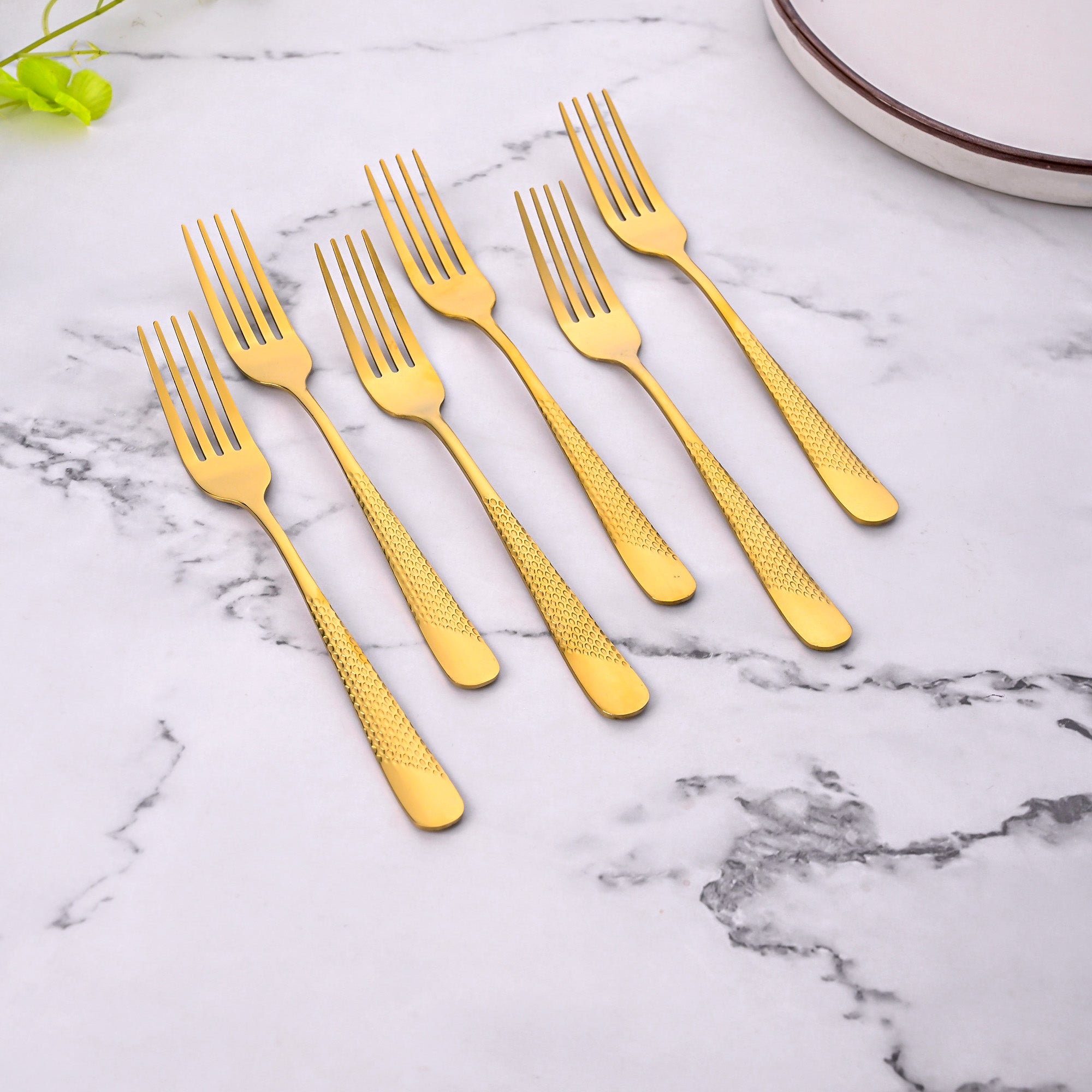 Stylish Gold Stainless Steel Forks with a Minimalist Design

