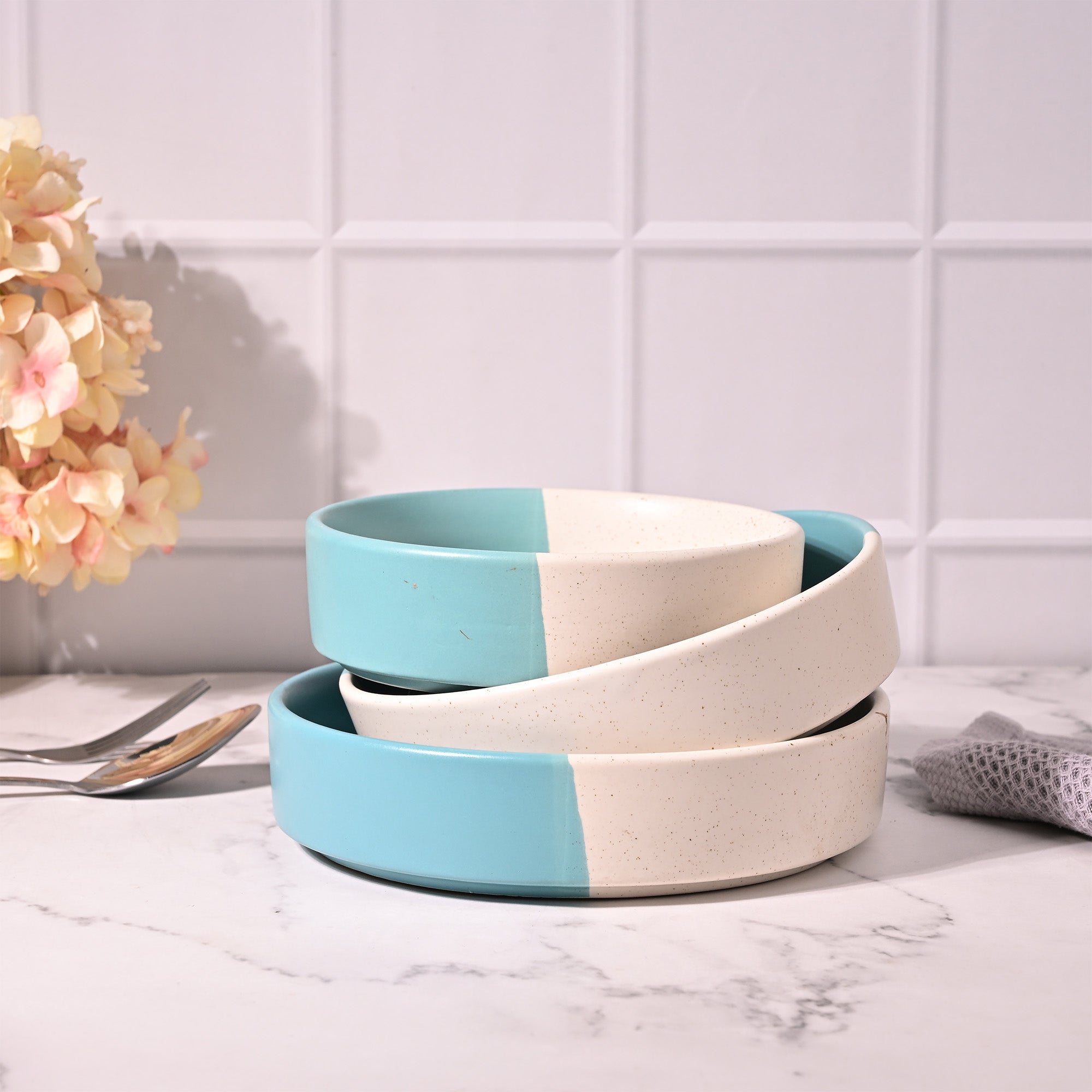Set of 3 turquoise bowls with elegant design

