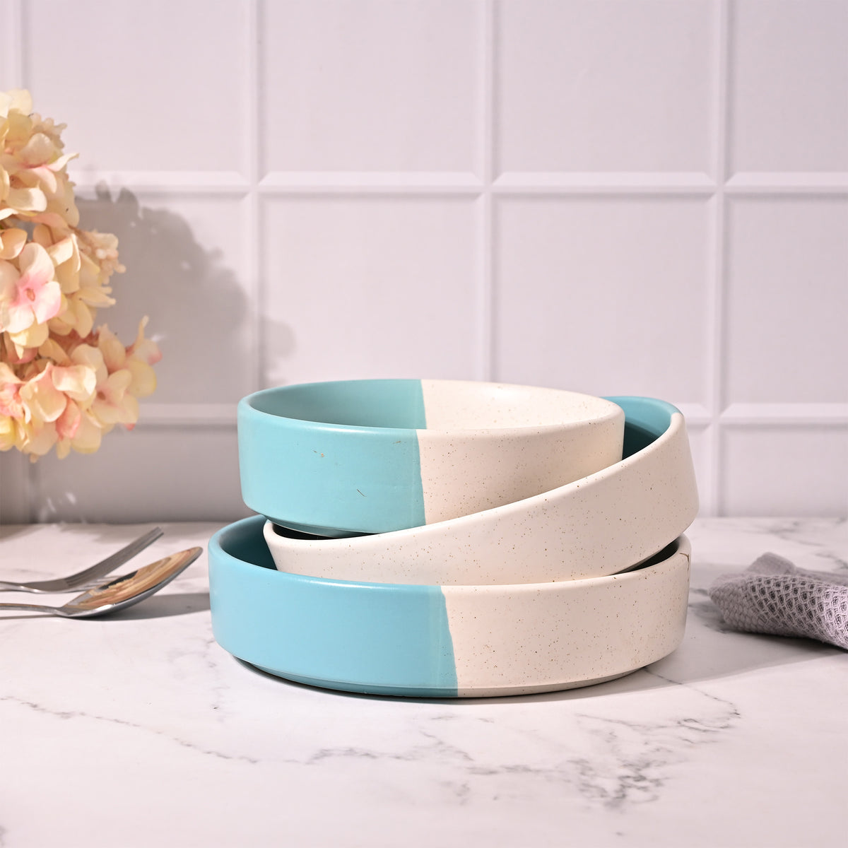 Set of 3 turquoise bowls with elegant design

