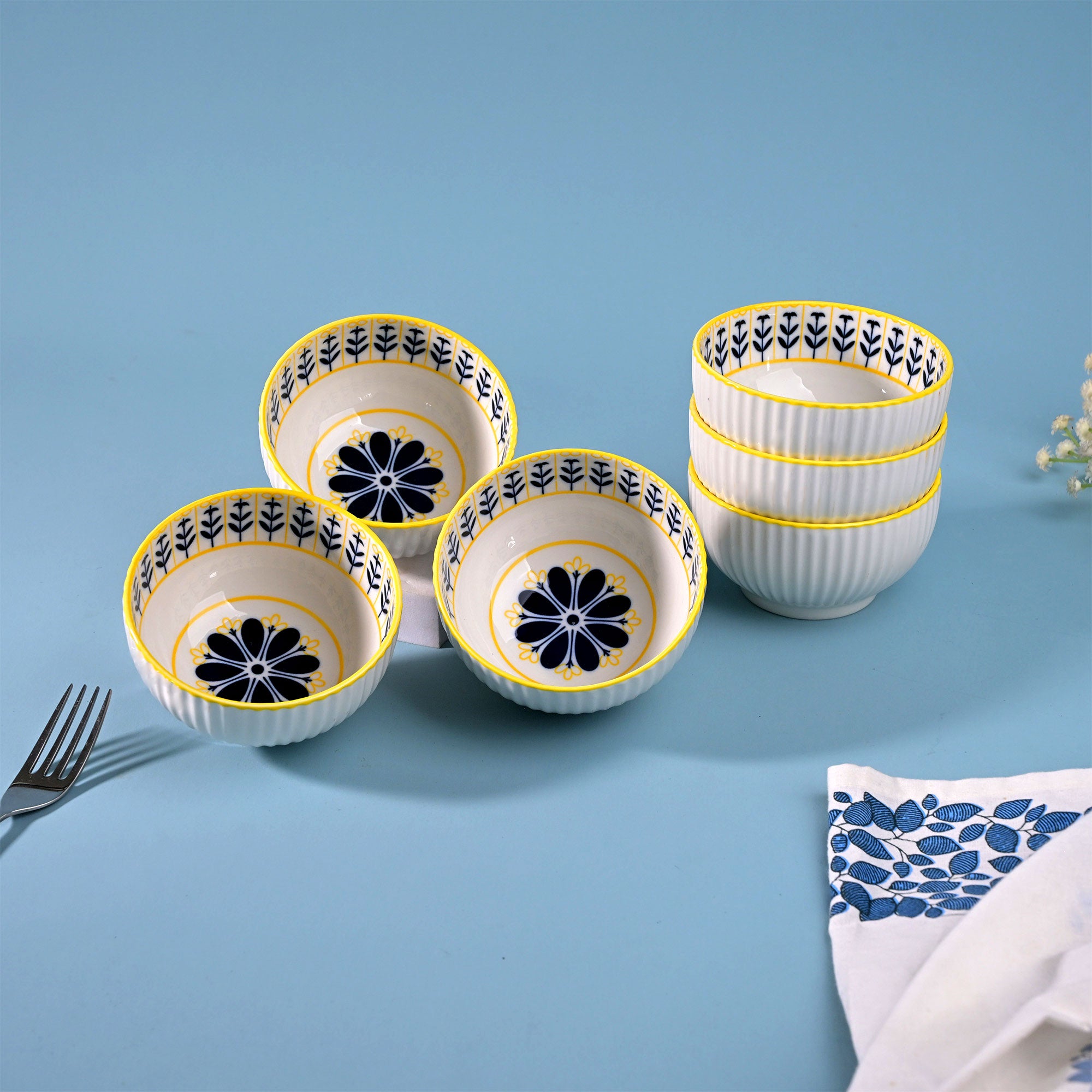Elegant floral patterned porcelain bowl set

