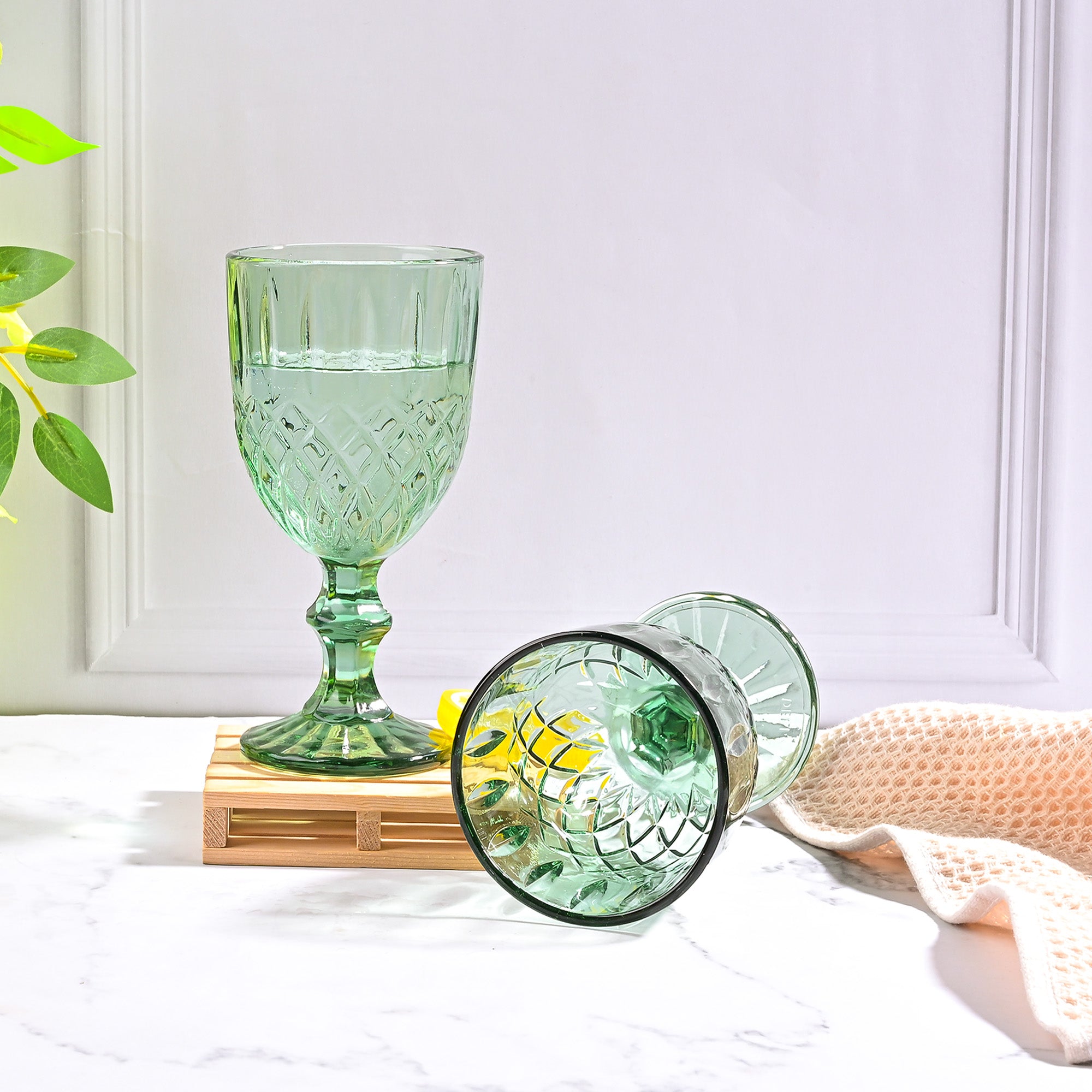 Vintage diamond detailing glass set of 2

