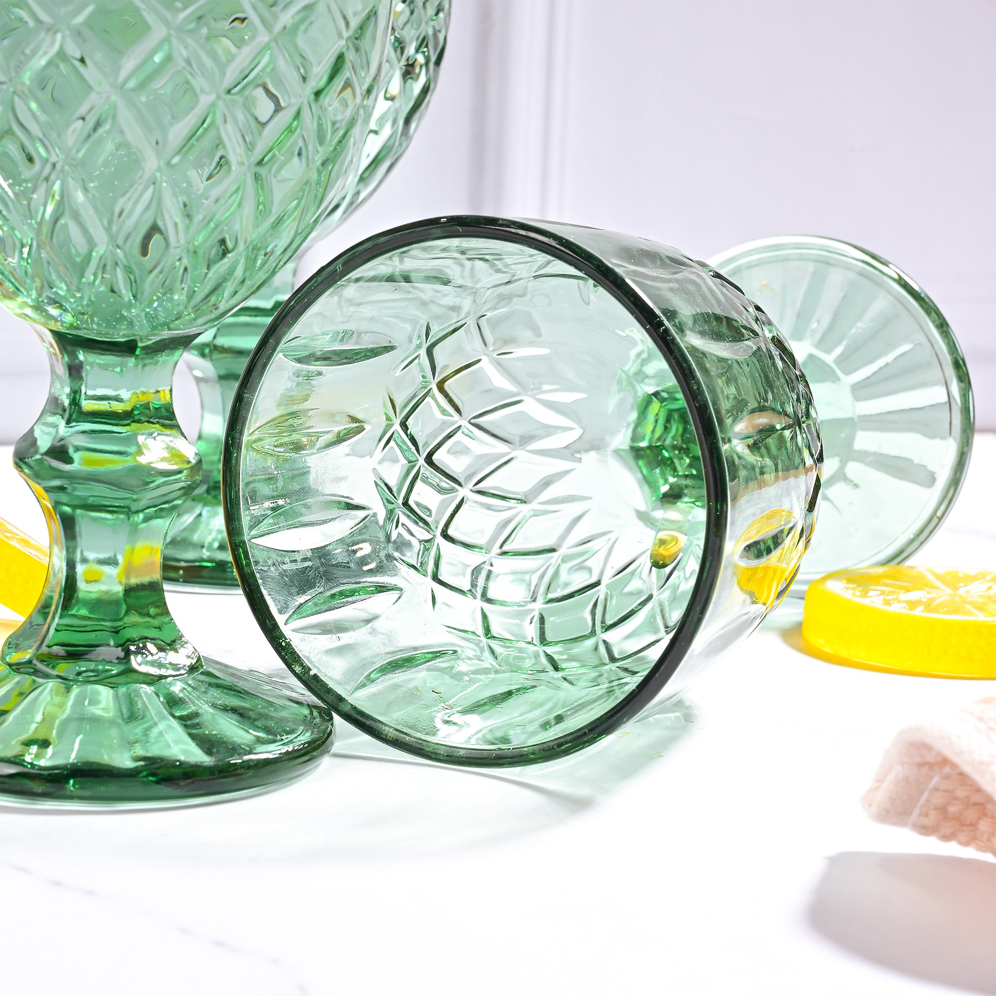 Set of 4 vintage glasses with elegant diamond pattern

