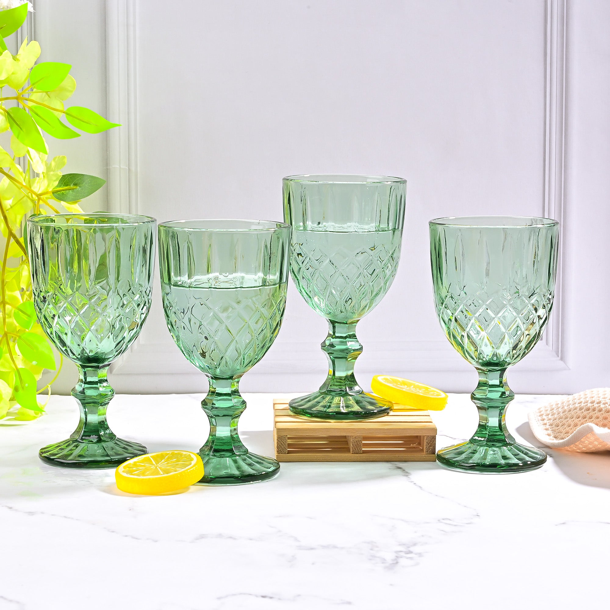 Elegant diamond detailing glass for stylish tableware

